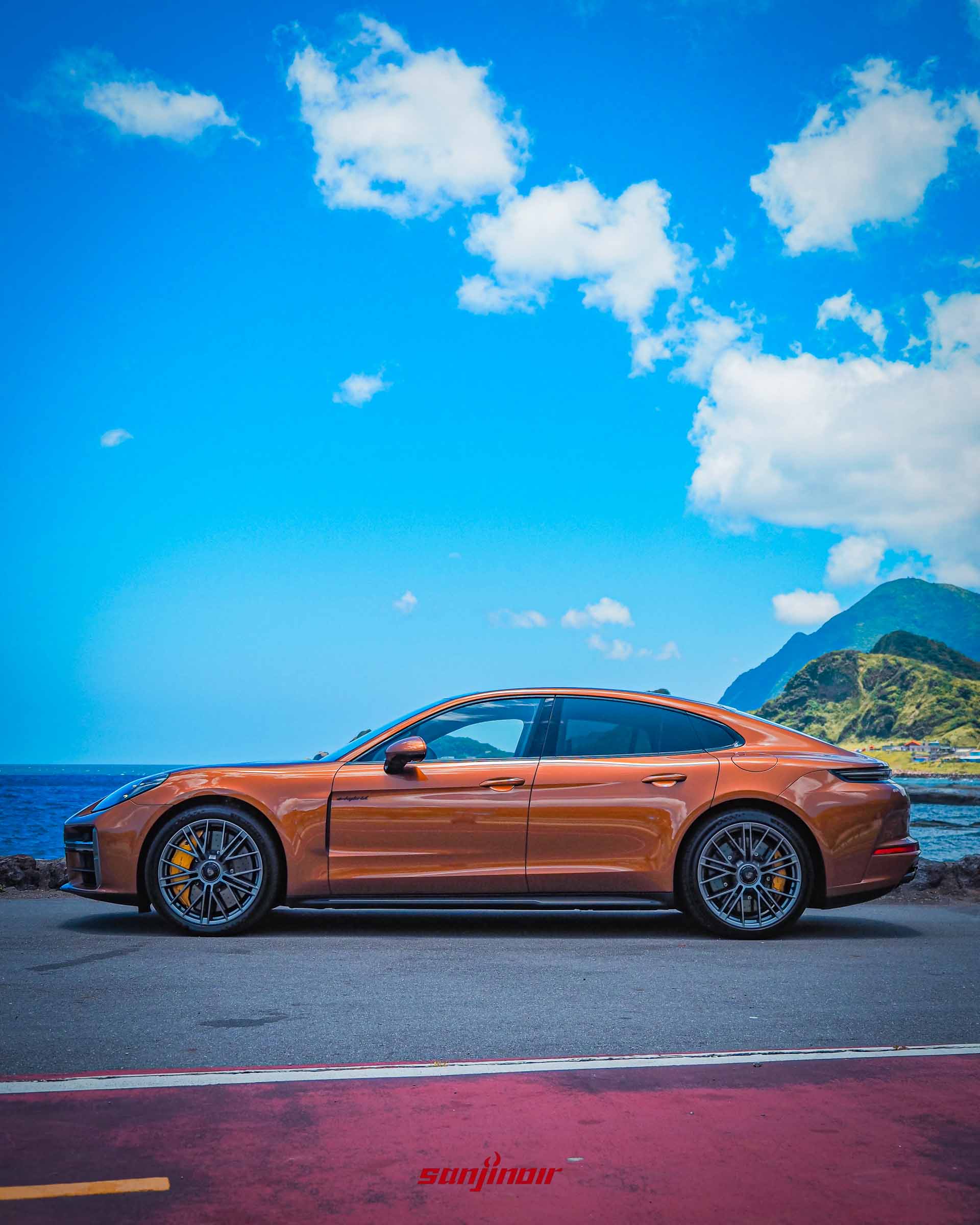 Porsche Panamera Turbo E-Hybrid 車身側面線條全景。