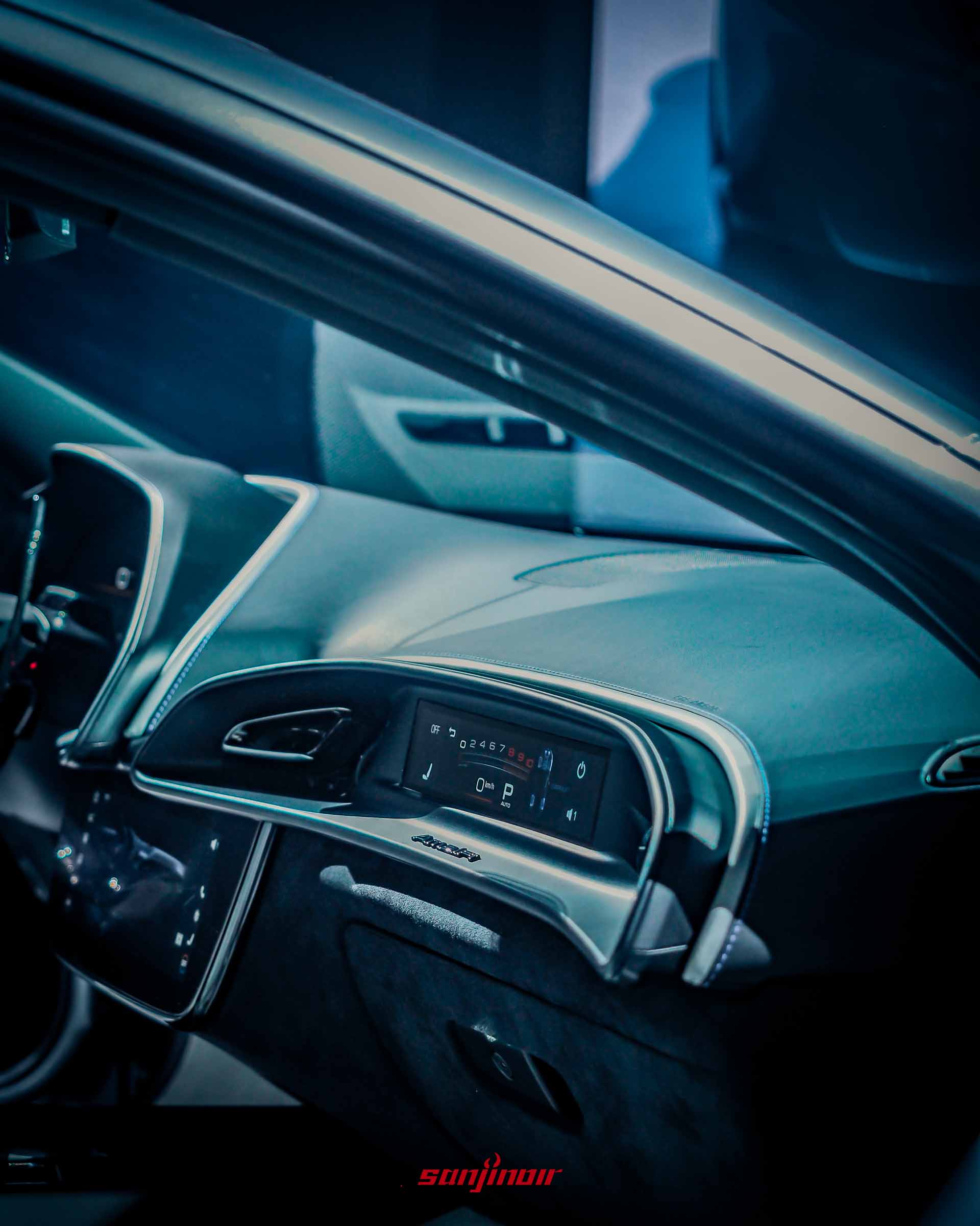 Ferrari Amalfi副駕駛座儀錶臺特寫，顯示嵌入式專屬觸控螢幕及Amalfi車型銘牌。