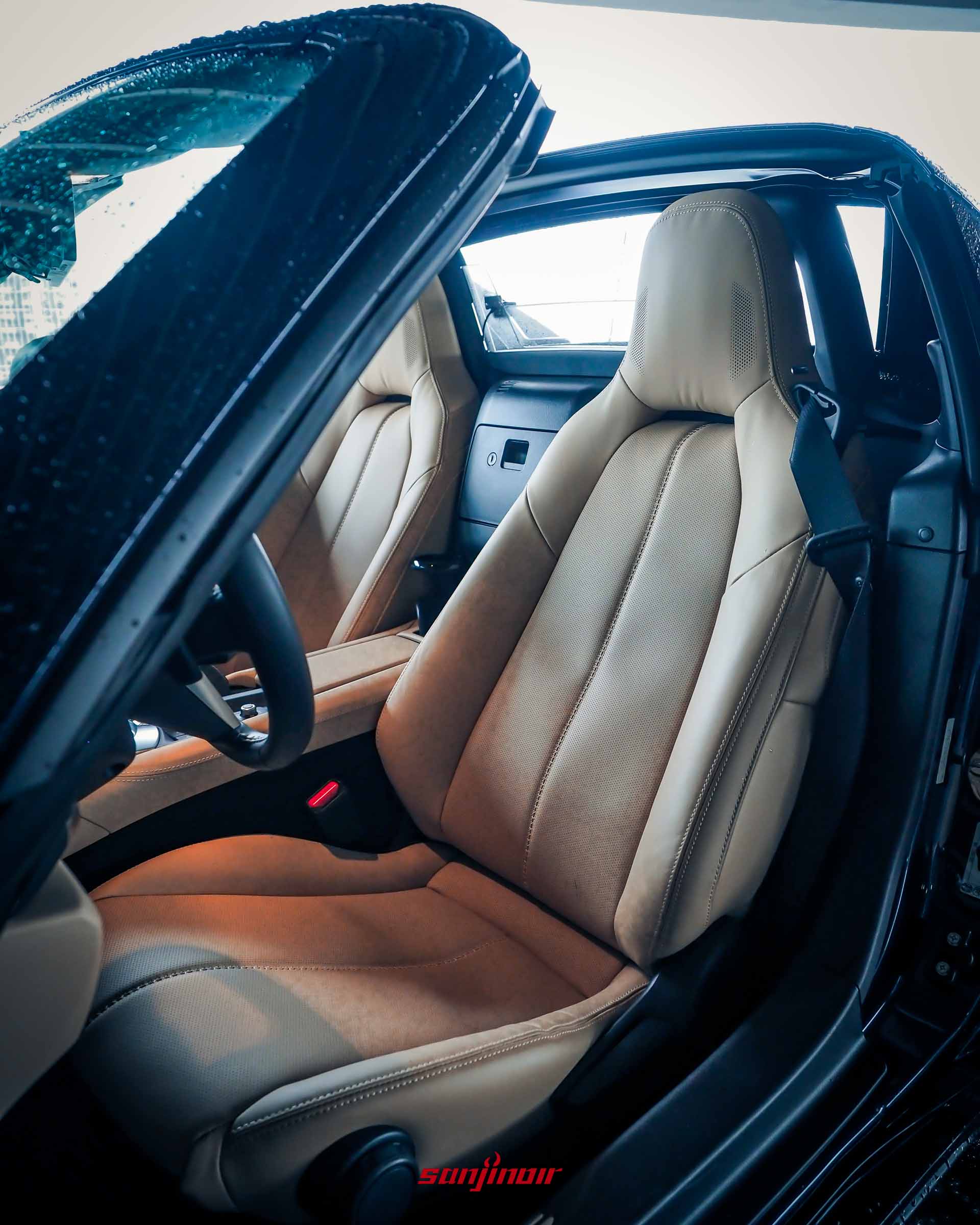 Mazda MX-5 RF 車室內裝,展示兩張具備打孔透氣設計的荒漠棕色 Nappa 真皮跑車座椅。