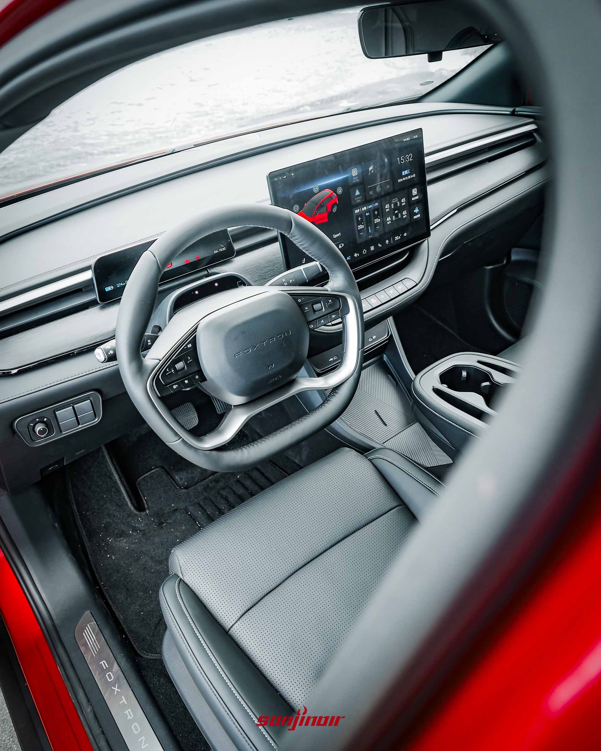 從車外透過車窗拍攝的Foxtron Bria Emerge前座駕駛座艙全景。