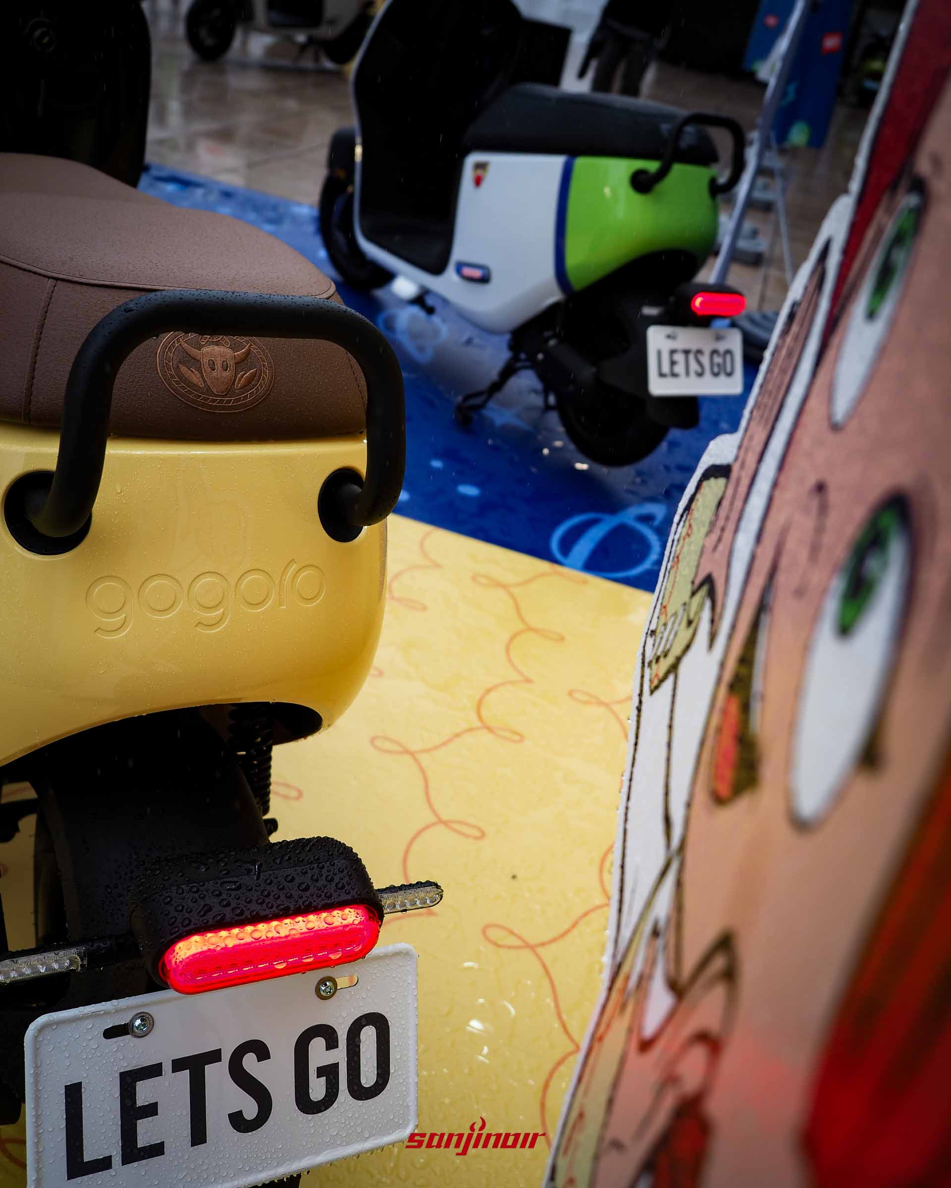 Gogoro EZZY 500歡樂牛仔號車尾特寫，顯示紅色尾燈、棕色後扶手與立牌。