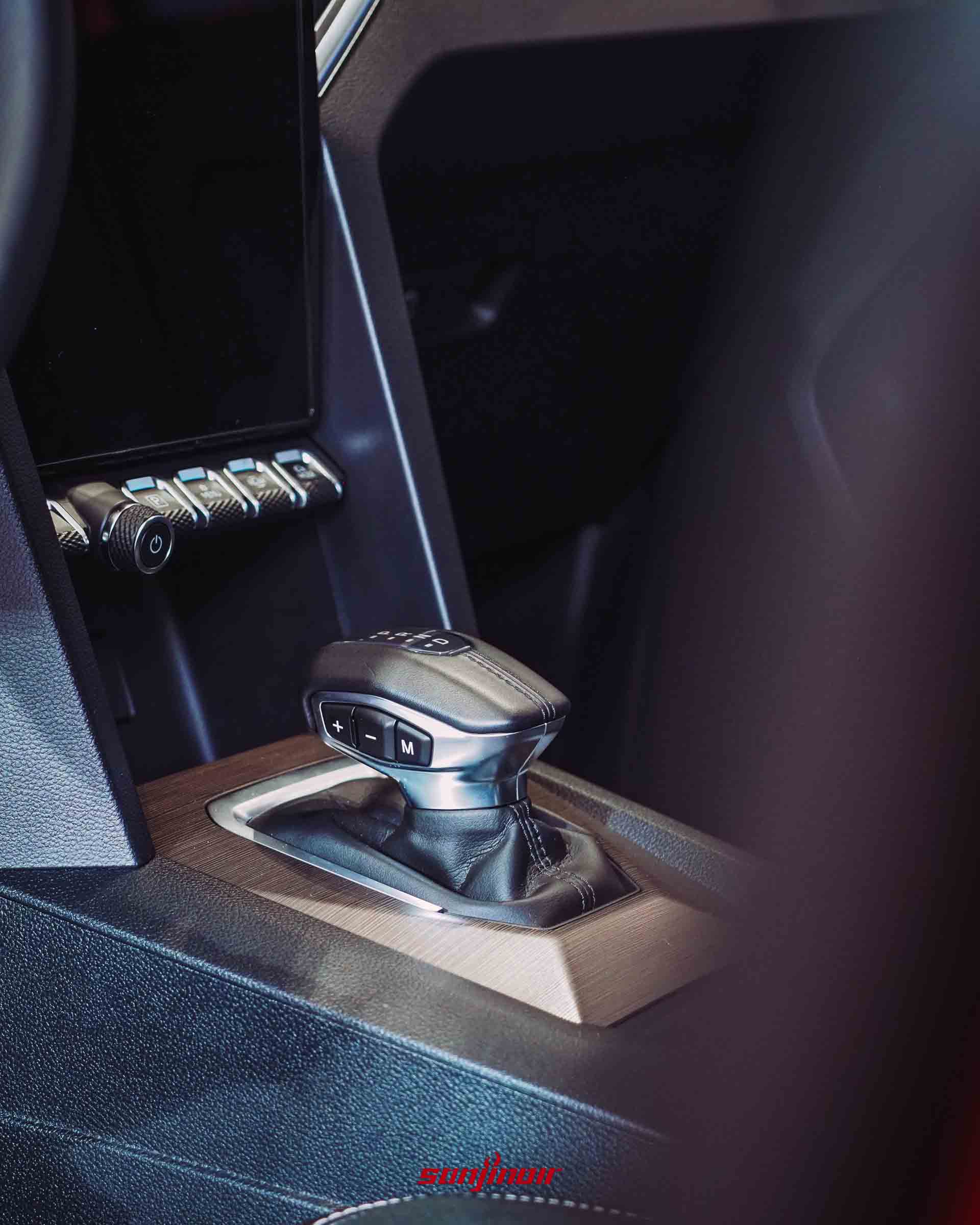 Volkswagen Amarok Style中控台特寫，展示造型獨特的電子線傳排檔桿及上方的金屬質感實體按鍵。