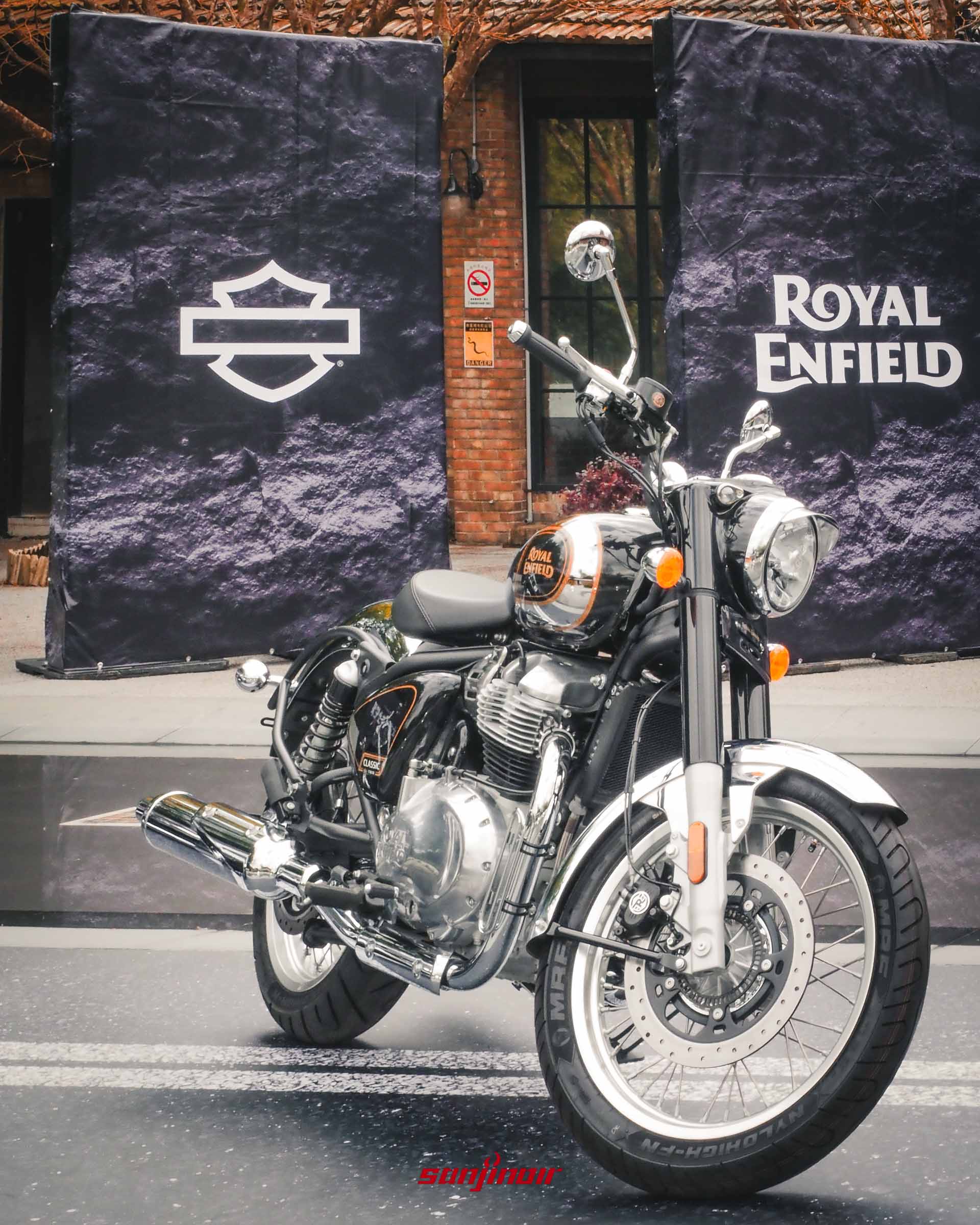 Royal Enfield經典摩托車展示，擁有大面積鍍鉻油箱搭配黑色塗裝與單座墊設計，散發濃厚的英倫復古氣息。