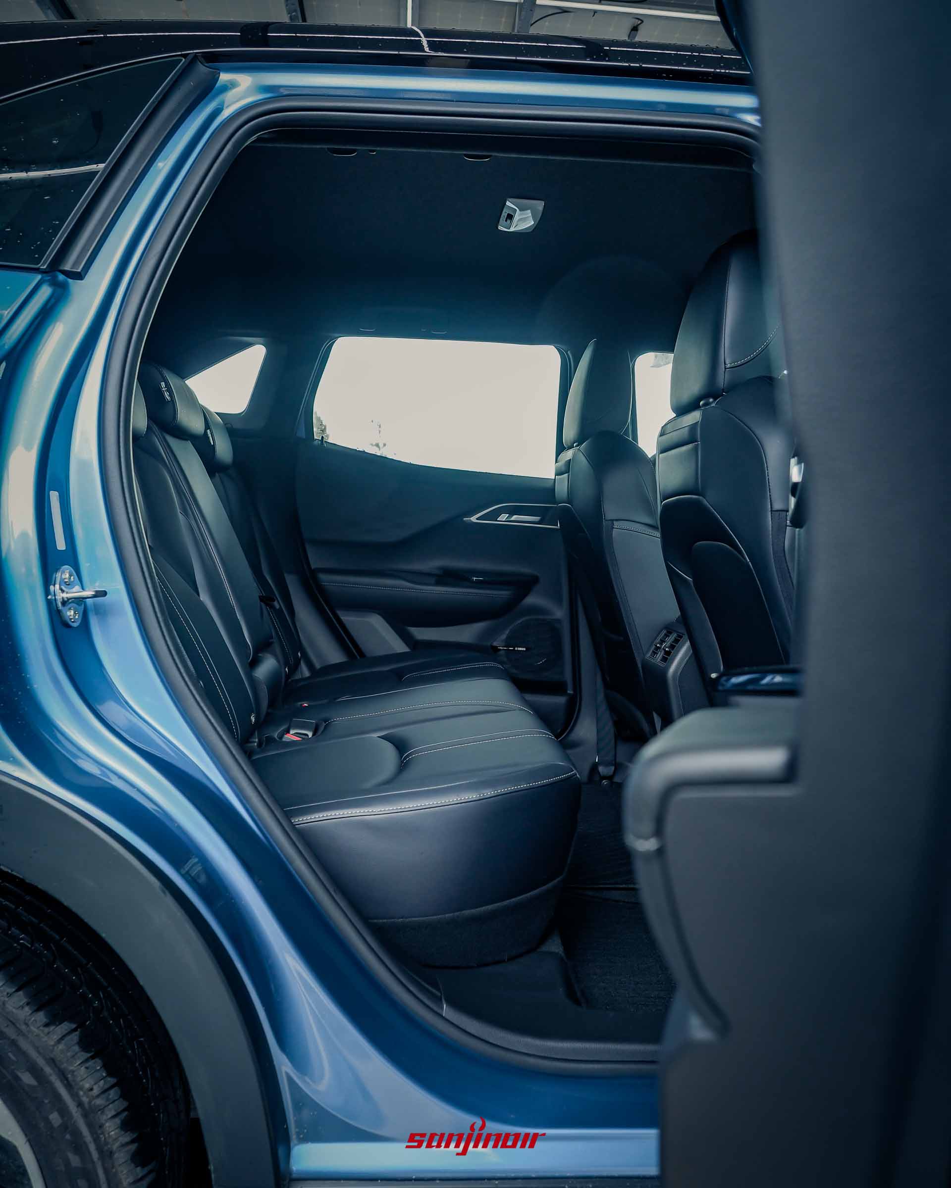 從開啟的後車門看向Mitsubishi XForce狂享版後座空間。