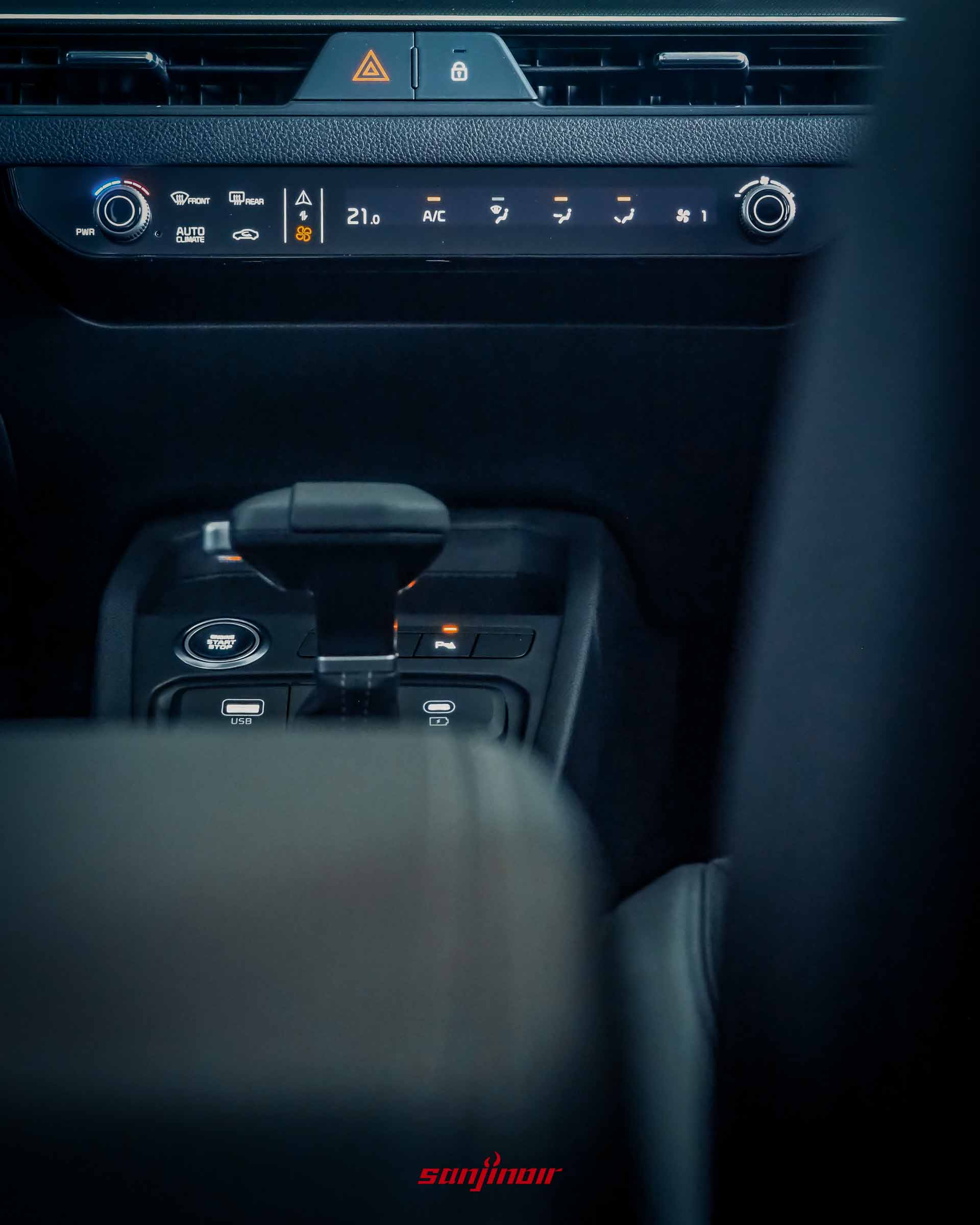 2026 Kia Stonic中控台近距離特寫,展示一鍵切換數位控制面板的空調介面與下方的排檔桿。