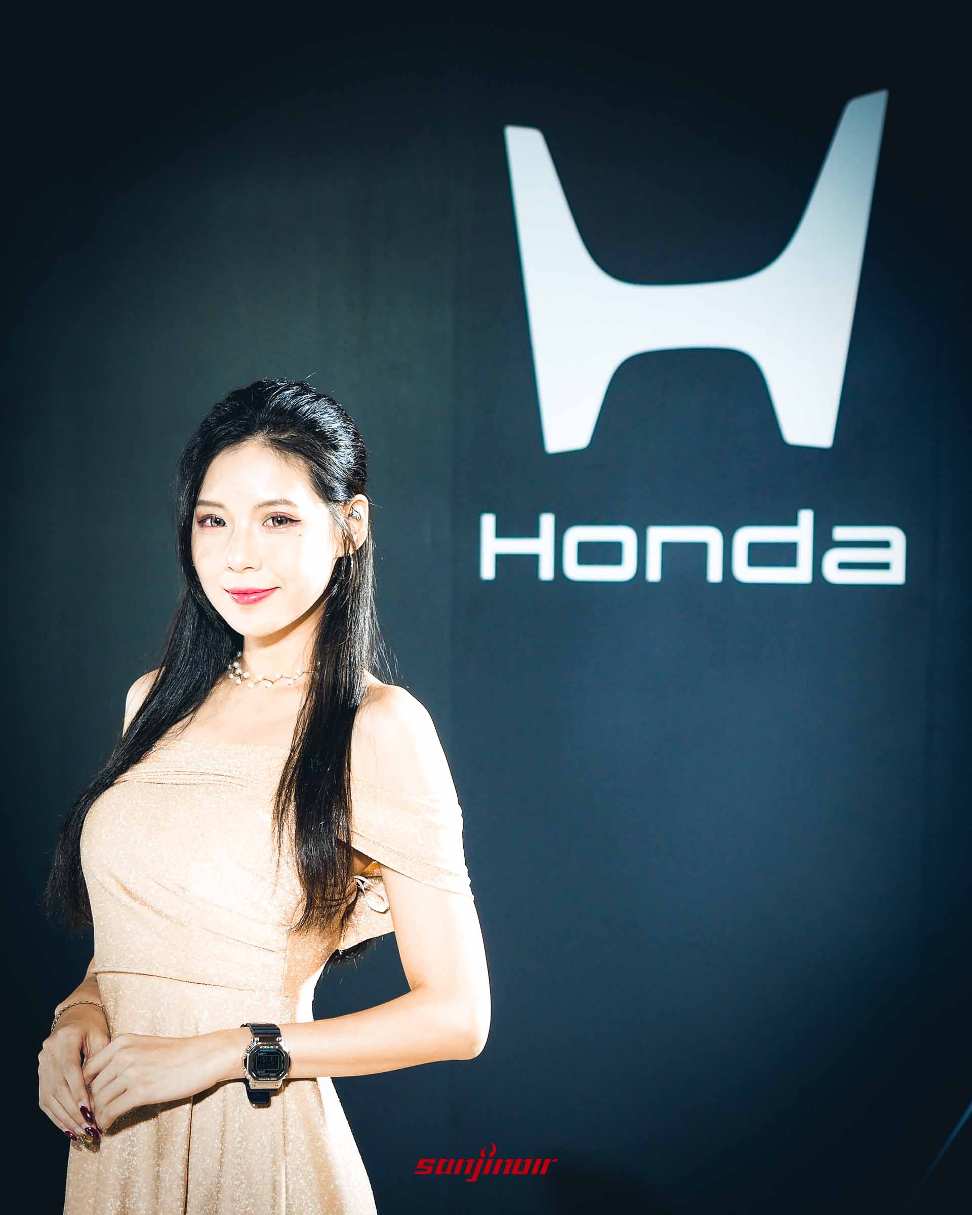 知名車模Dudu與背景牆上簡潔現代的新世代Honda H mark品牌標誌合影。