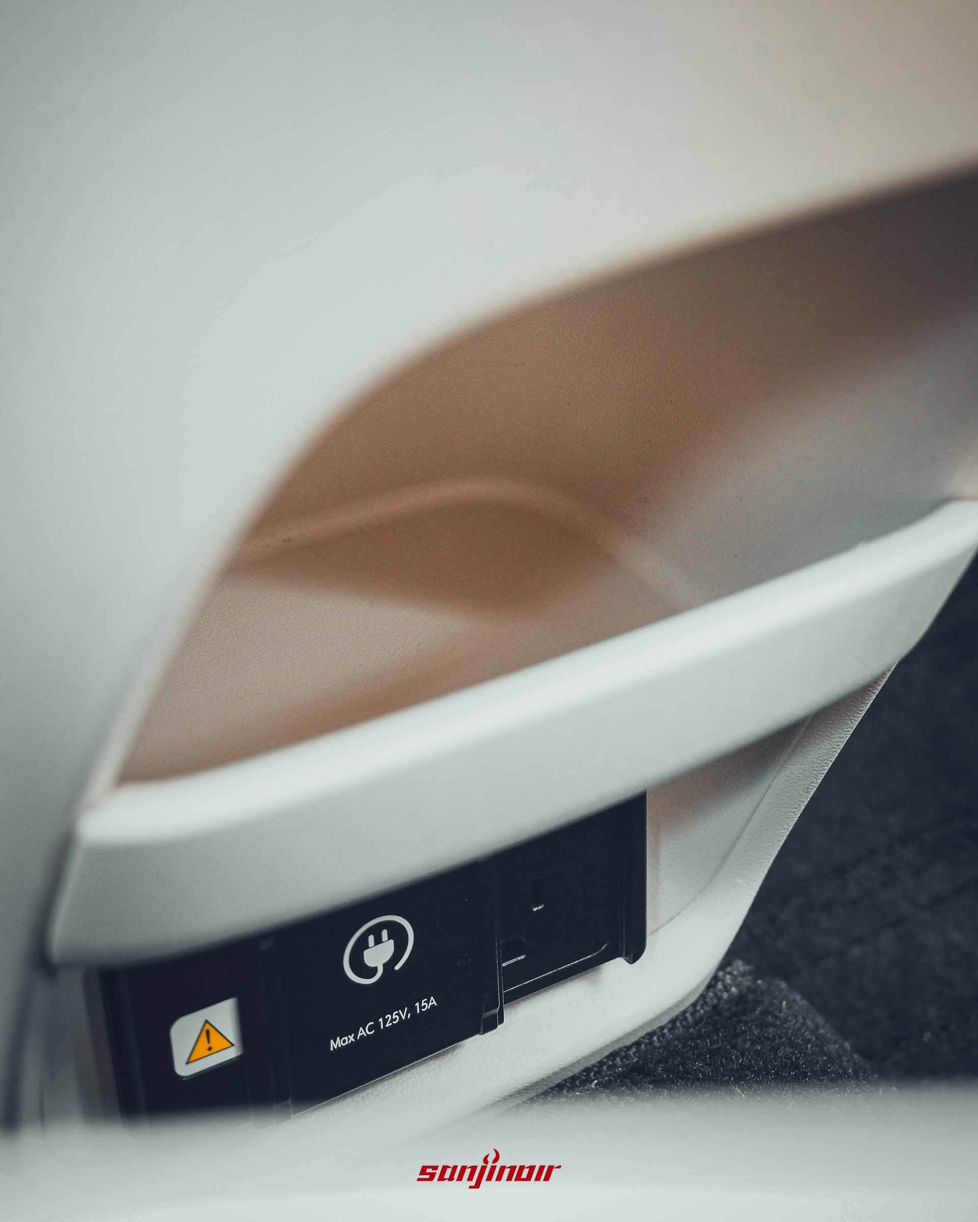 Hyundai Inster 車內125V交流電插座與V2L標識特寫。