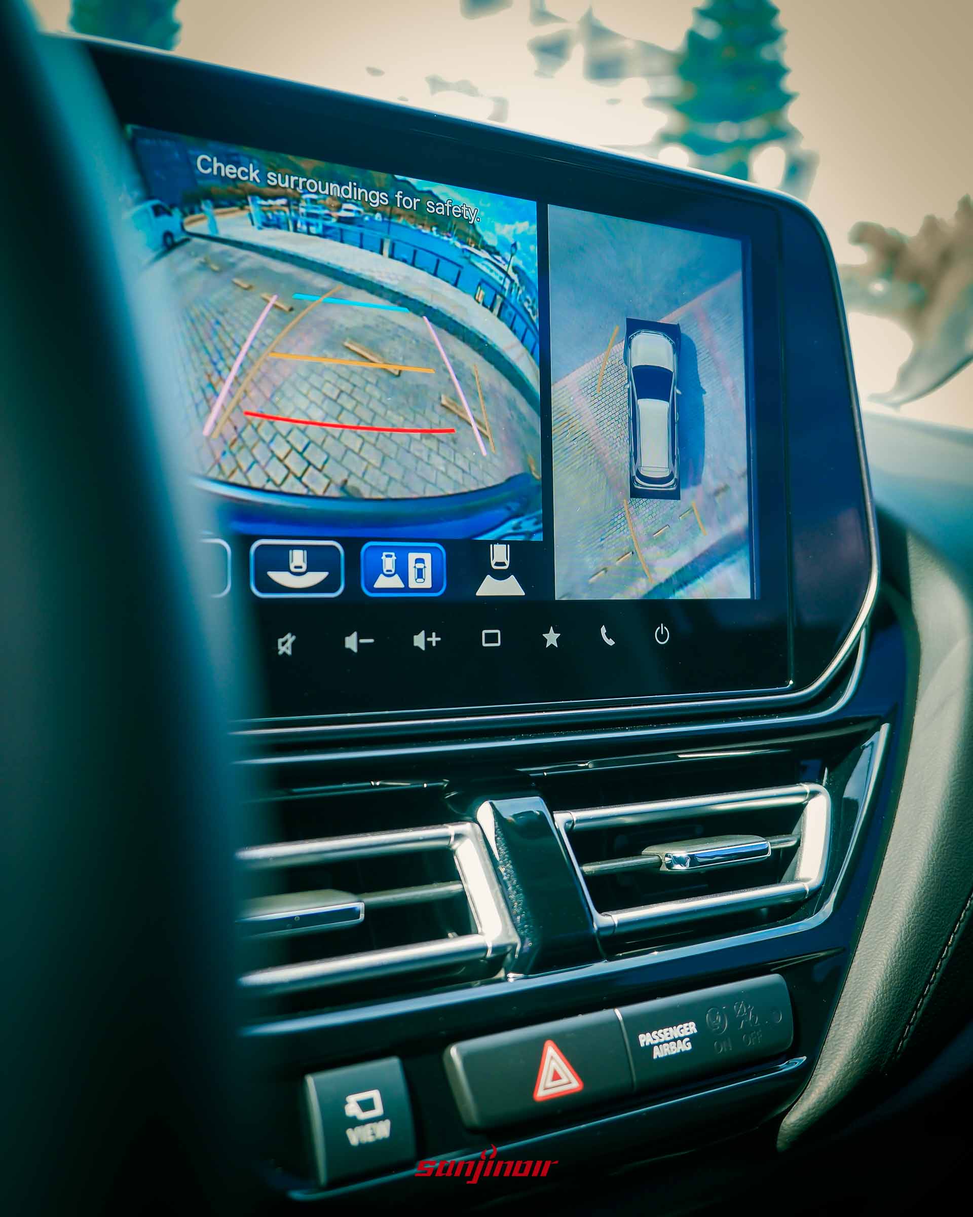 車內9吋觸控螢幕顯示360度環景倒車畫面。
