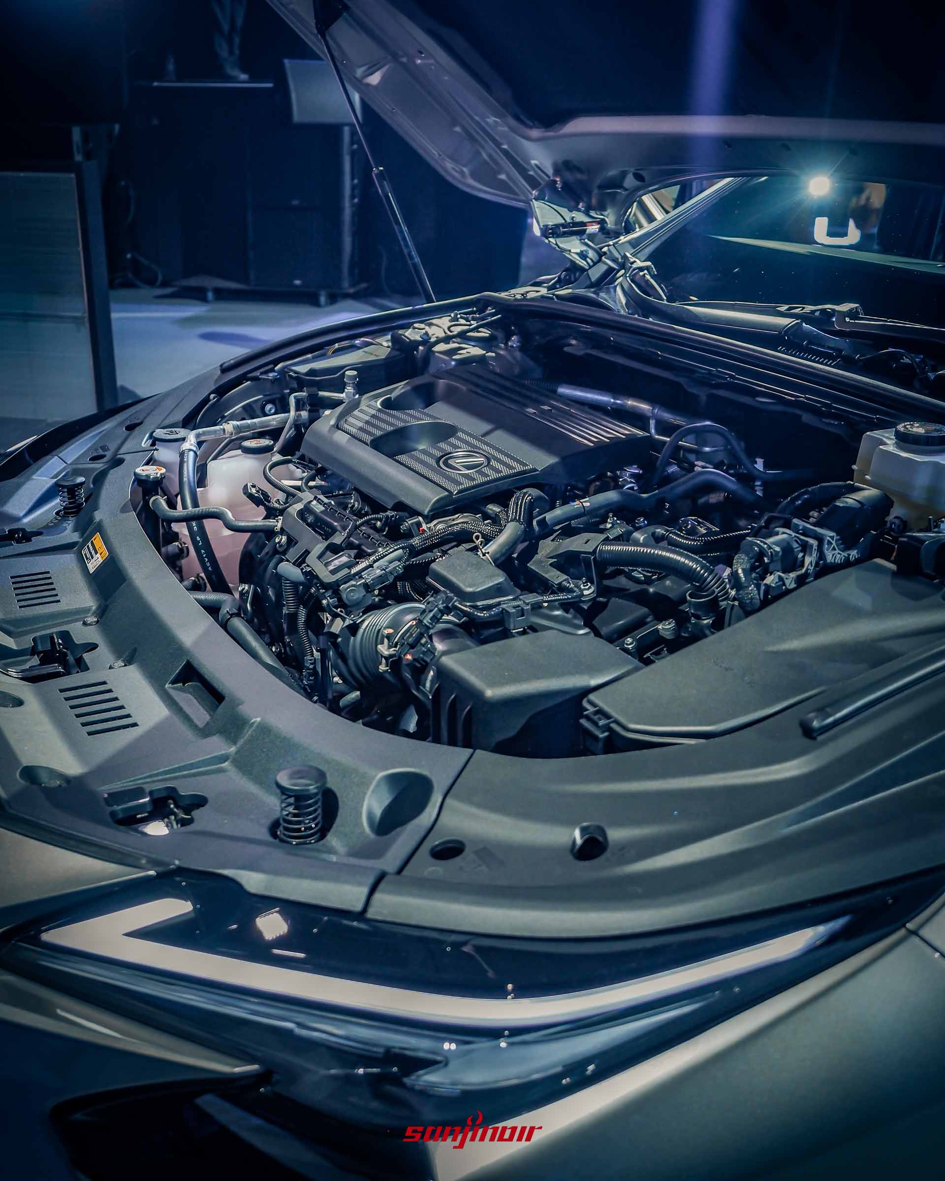 打開引擎蓋的Lexus ES300h，展示2.0L四缸引擎與油電混合動力系統機械配置。