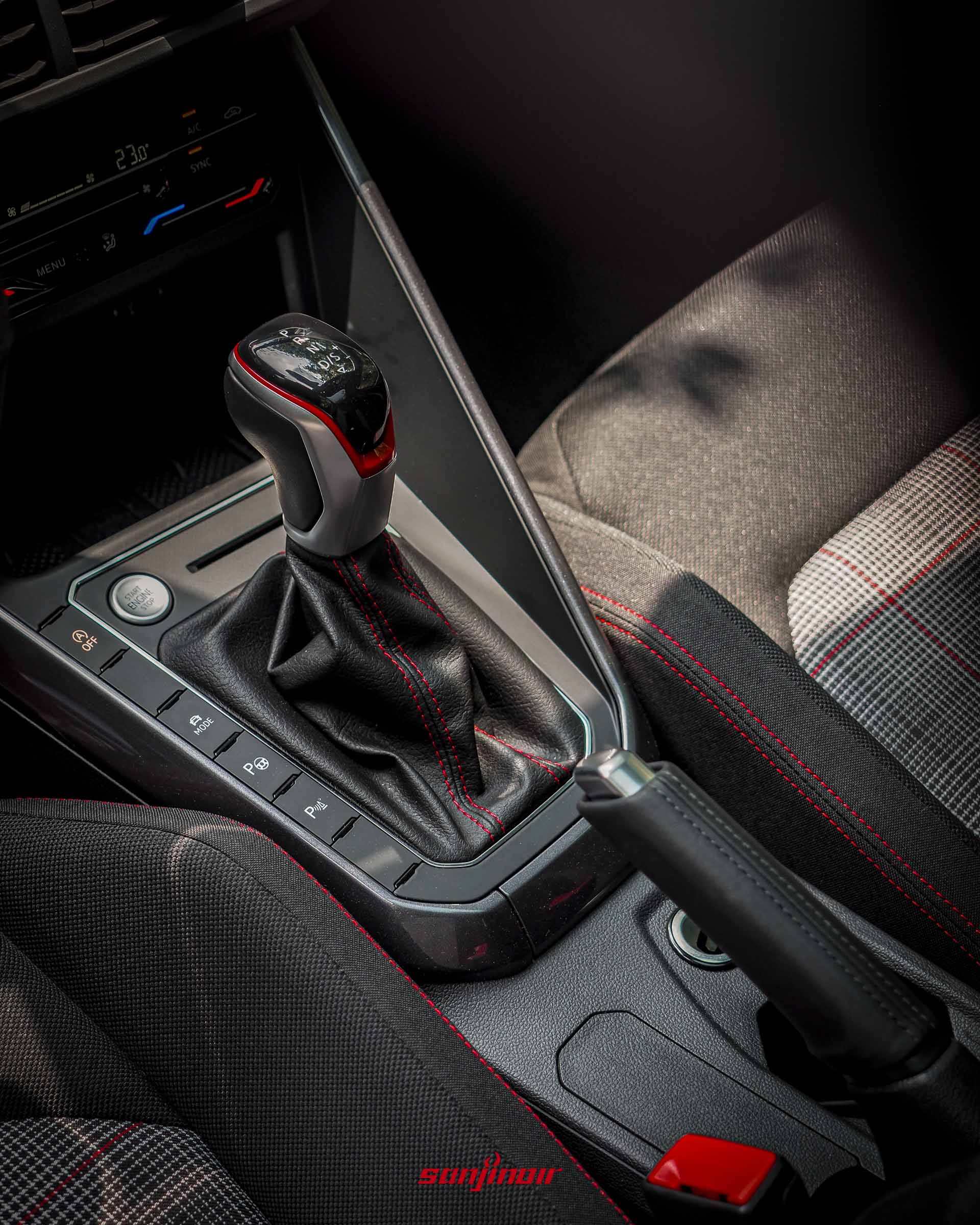 2026 Volkswagen Polo GTI排檔桿、傳統手煞車與中控台按鍵特寫。