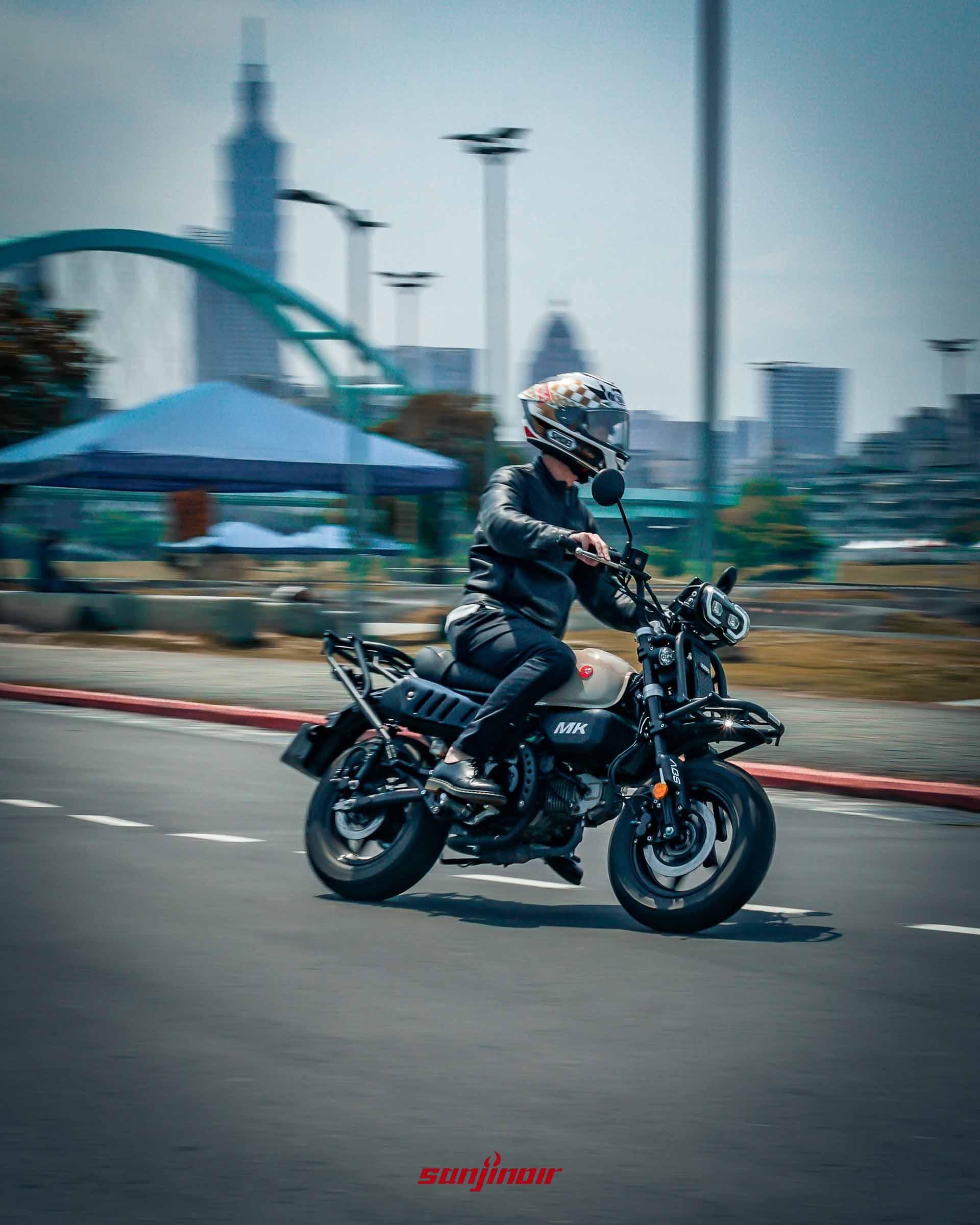 騎士騎乘Aeontek MK150在都會道路上行駛的動態追焦攝影（左側視角）。