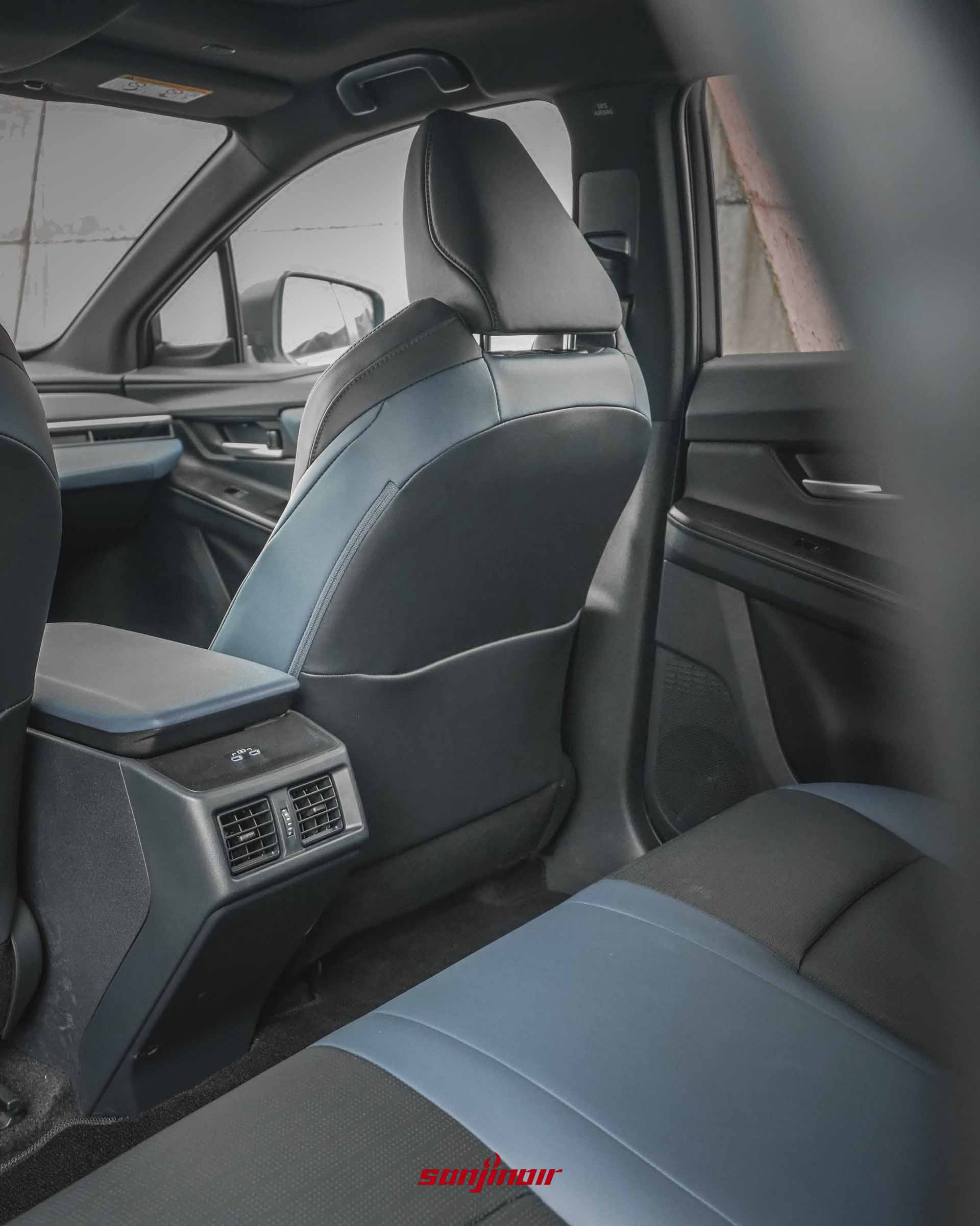 Subaru Solterra XT後座空間，展示平整化底盤、後座冷氣出風口以及黑藍雙色真皮座椅。