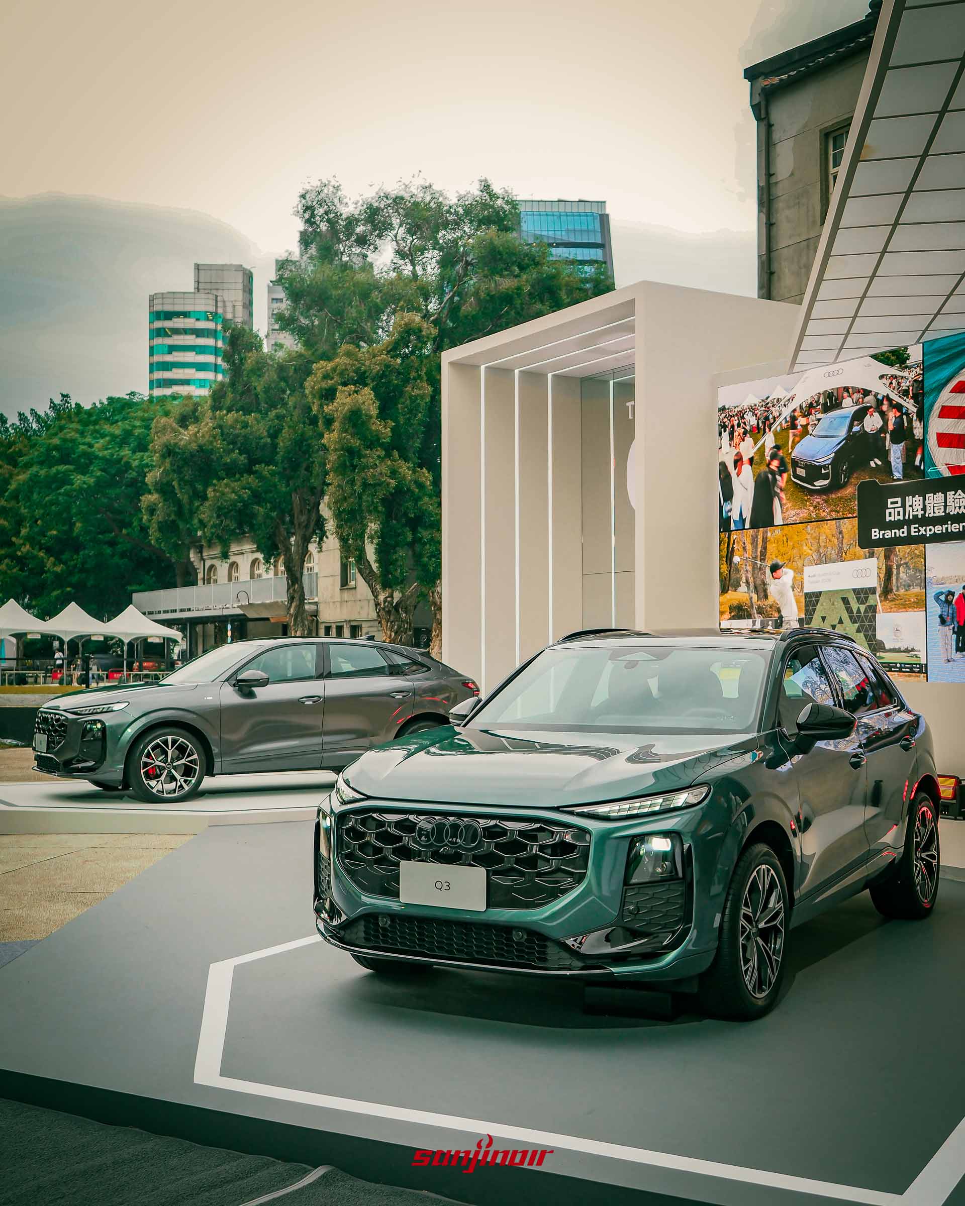 綠色Audi Q3與灰色Audi Q3 Sportback於發表會舞台合影及品牌體驗活動看板。