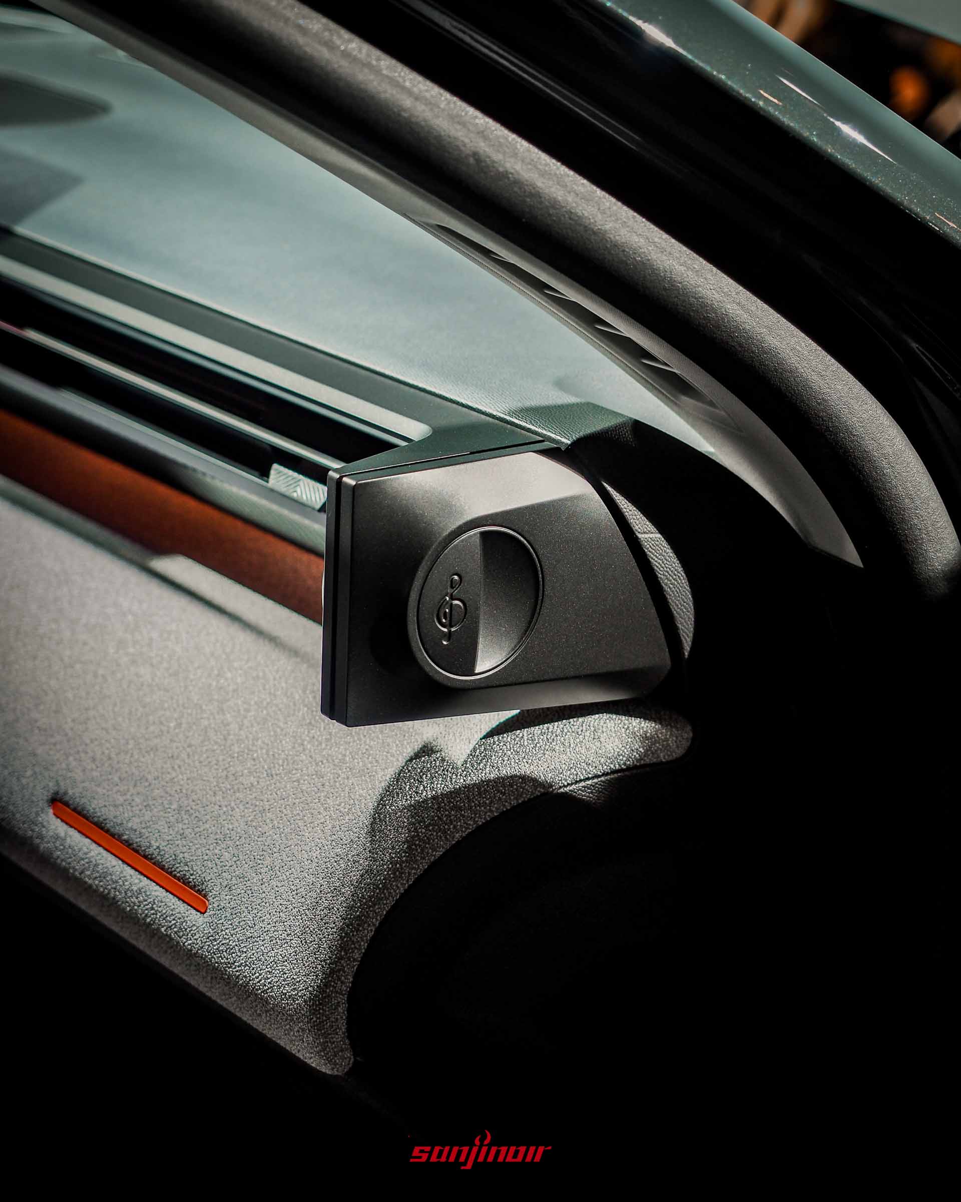 CITROËN C5 Aircross內裝細節特寫，展示儀錶板側邊帶有音符圖案的揚聲器飾板及特殊壓紋表面處理。