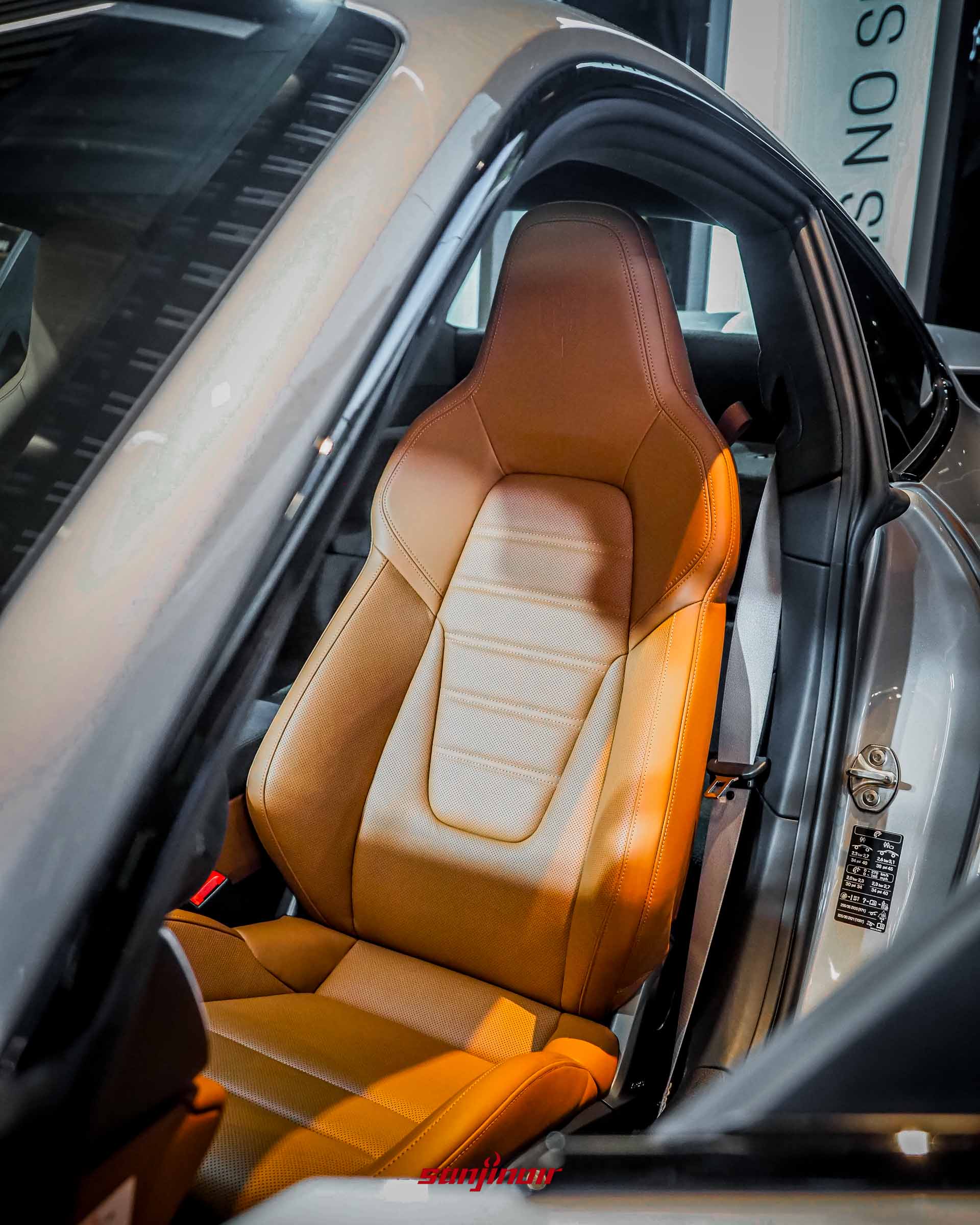 2026 Porsche 911 Turbo S專屬黑與經典干邑棕雙色真皮座椅。