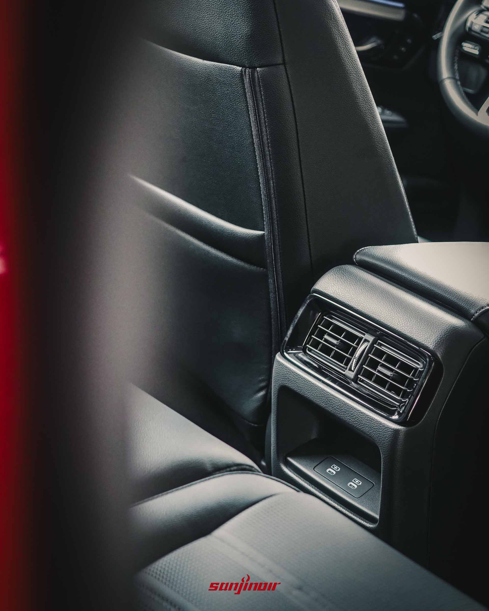 HONDA CR-V前座中央扶手後方的後座冷氣出風口特寫,下方帶有兩組USB Type-C充電接口。