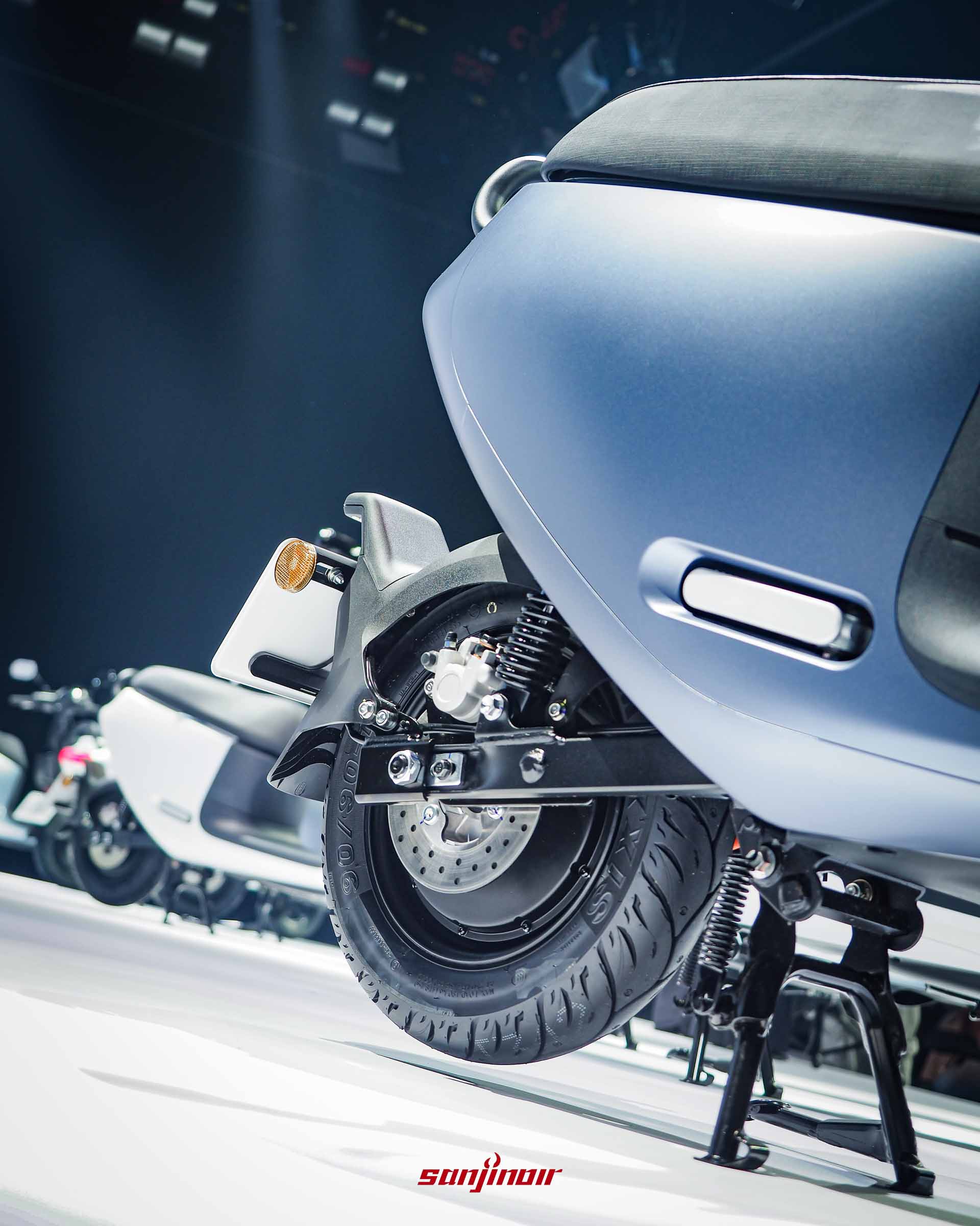 Gogoro Luna後輪與煞車系統特寫照片，展示後碟煞盤、避震器結構與後輪馬達外蓋設計。