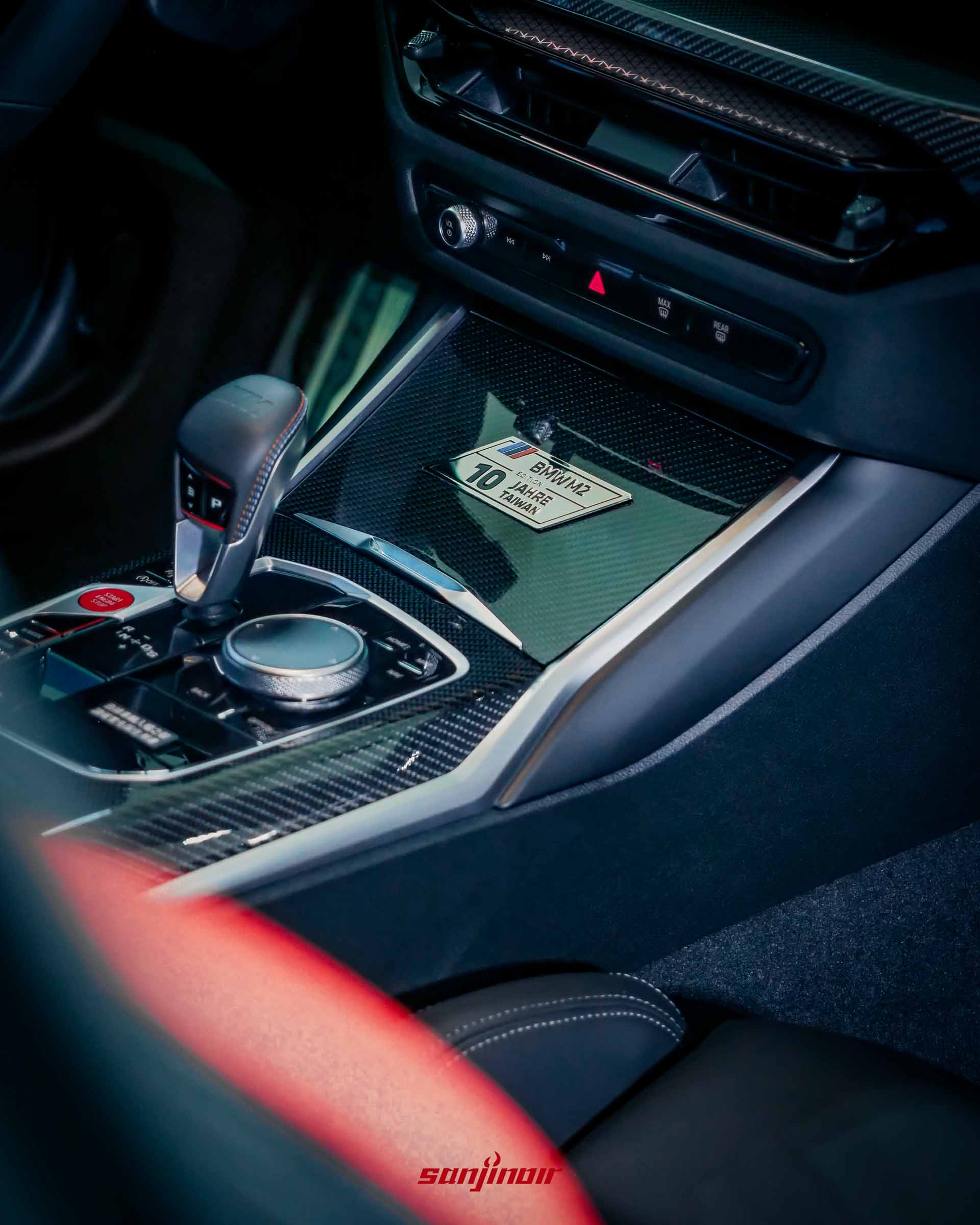 BMW M2排檔座前方碳纖維飾板特寫照，上方貼有BMW M2 Edition 10 Jahre Taiwan字樣的金屬銘牌。