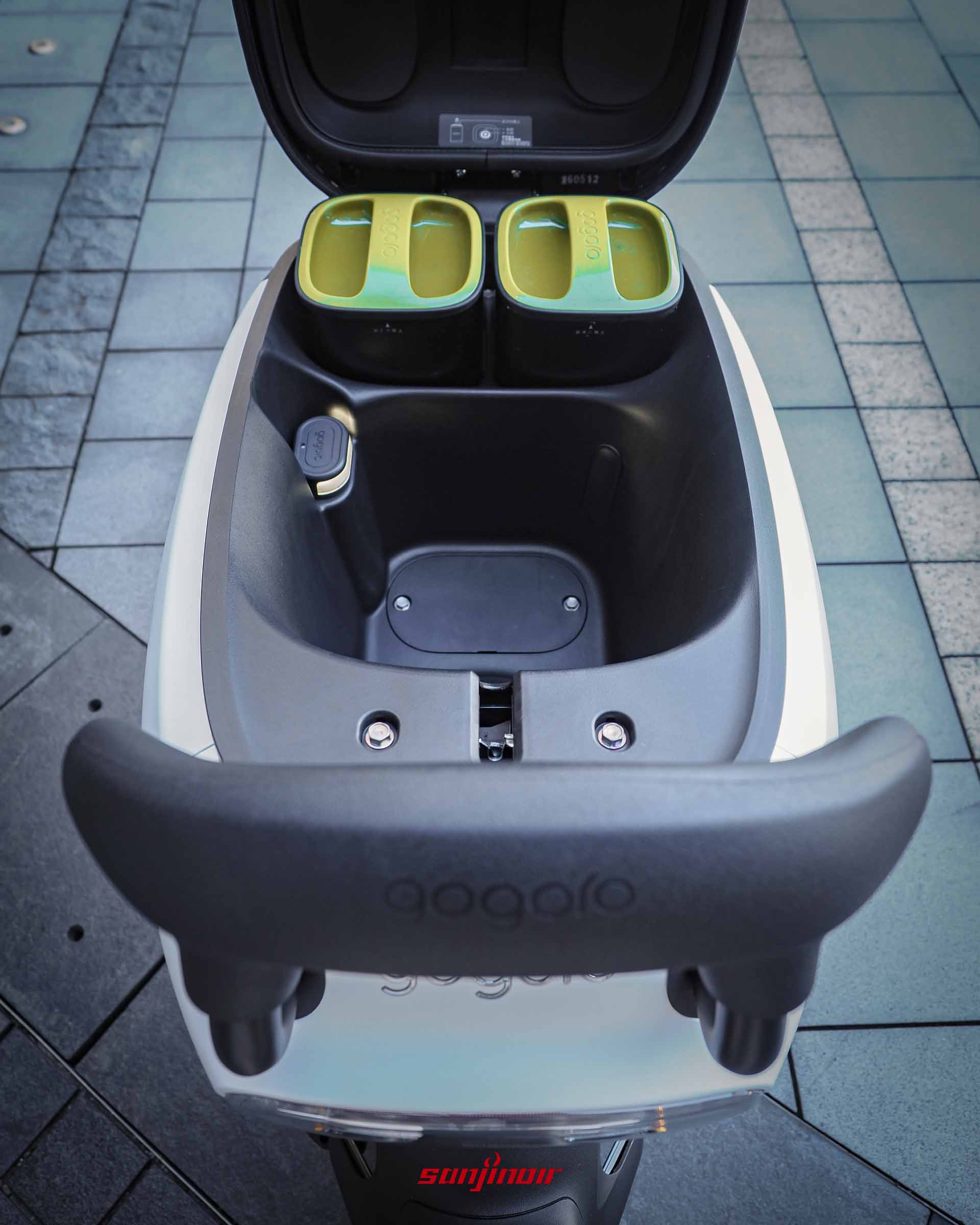 霧面銀白色Gogoro Luna電動機車的車廂細節,內部容量大且配有照明燈。