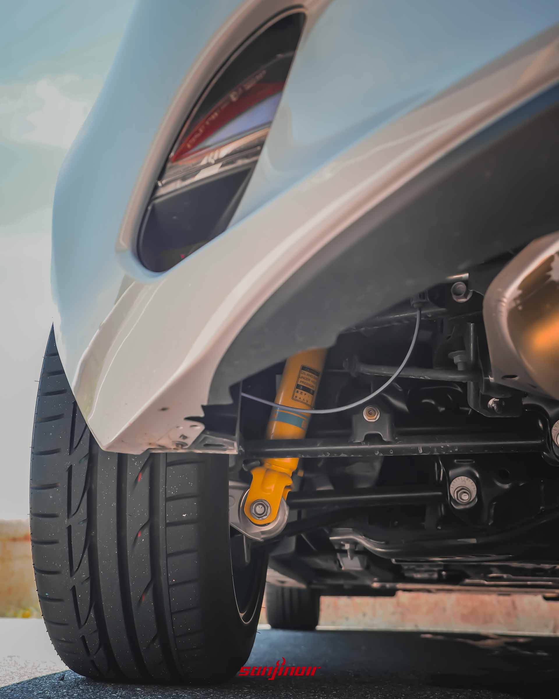 低角度特寫MAZDA MX-5 RS後懸吊系統,清晰展示亮黃色的BILSTEIN避震器桶身與底盤結構。