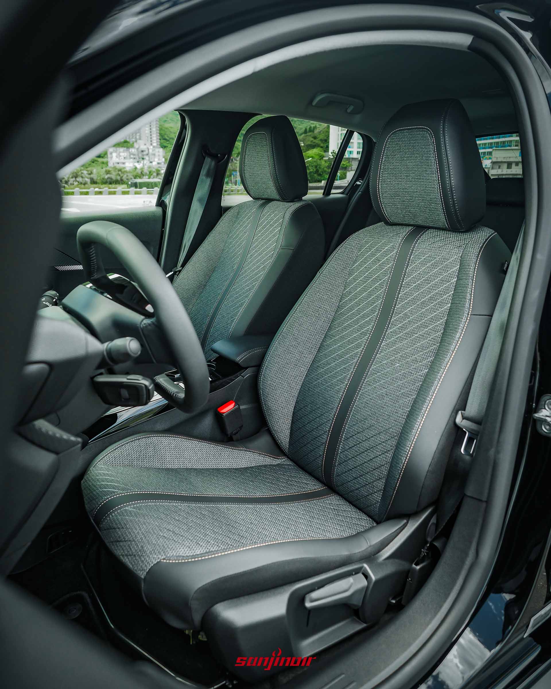 PEUGEOT 208 Hybrid前座高級織布與原裝皮革雙材質包覆座椅。