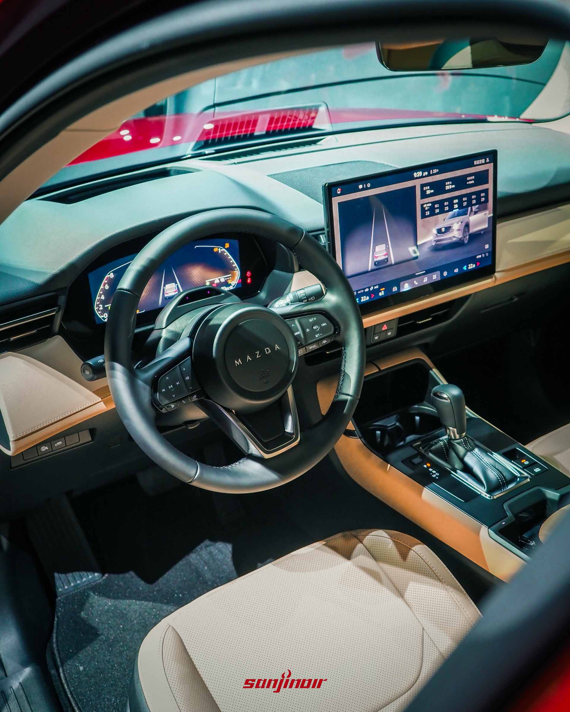 全新MAZDA CX-5前座中控台與方向盤視角,展示全數位儀錶板、大型中央觸控螢幕與皮質內裝細節。