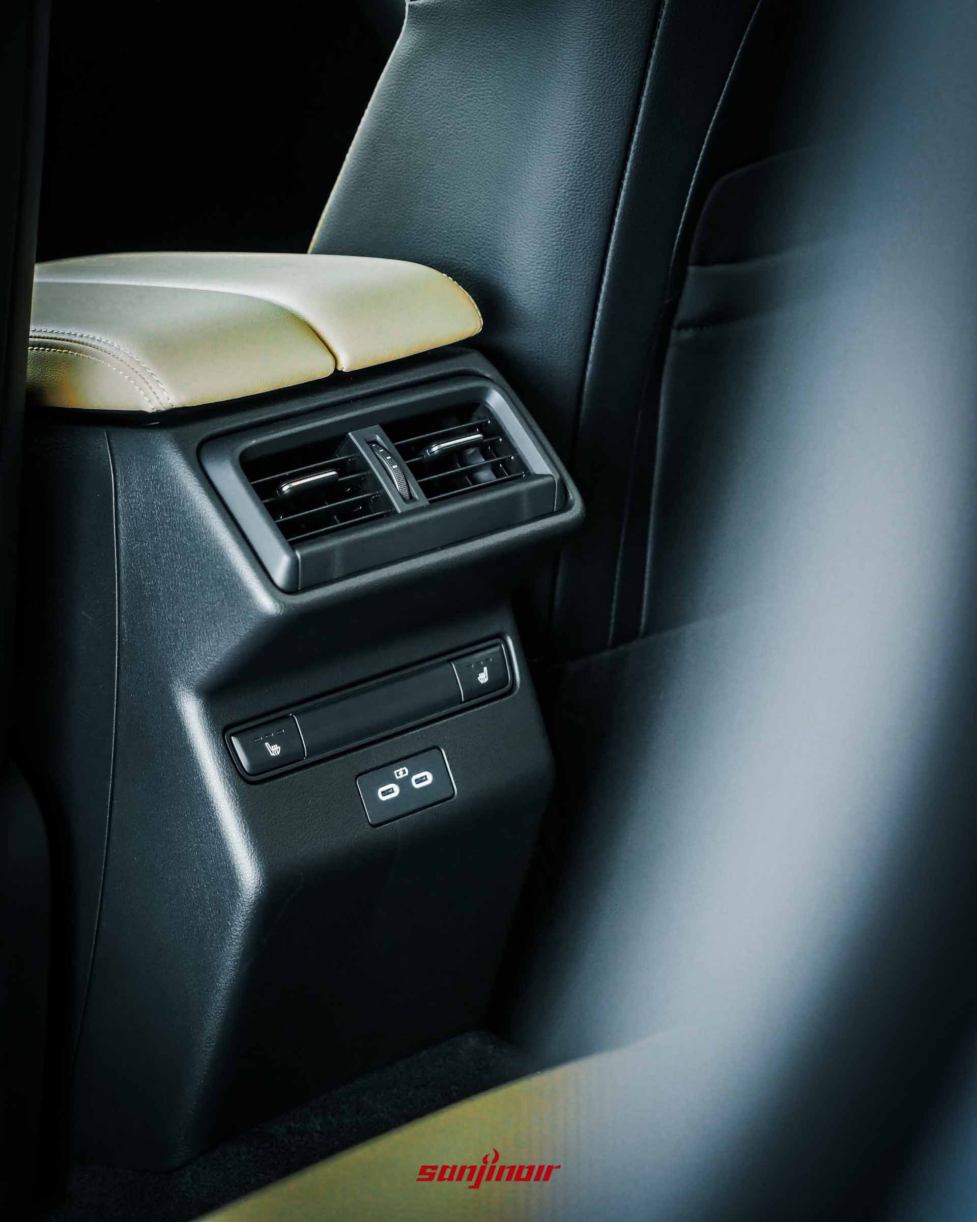 MAZDA CX-5後座中央扶手後方的冷氣出風口、加熱座椅按鈕及兩個USB Type-C插孔。
