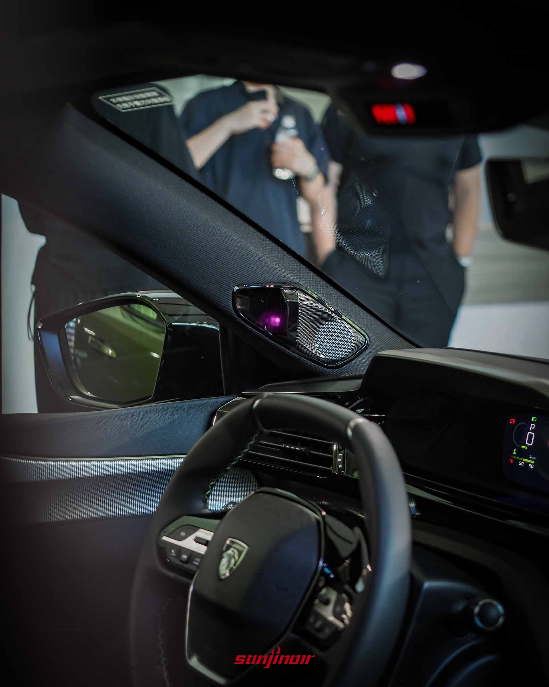 PEUGEOT 408 GT FOCAL車型車門上的FOCAL音響揚聲器特寫。