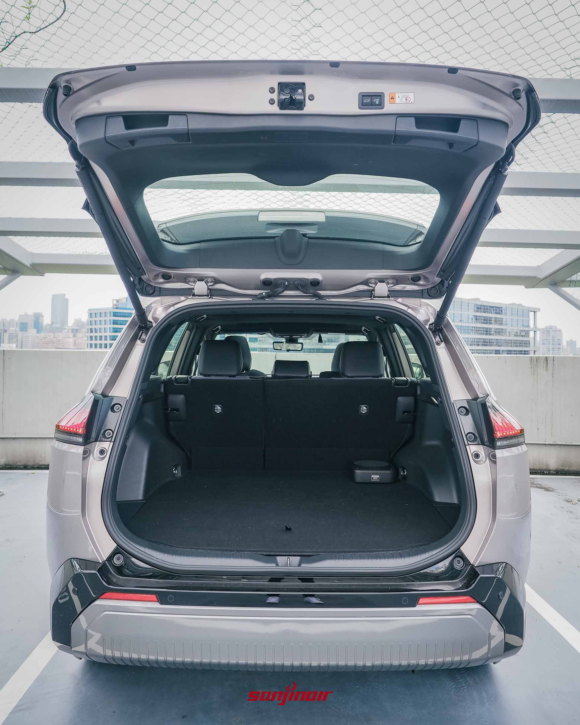 RAV4 PHEV車尾門開啟狀態,展示後行李廂空間,右側底部可見凸起的JBL重低音音響單體。