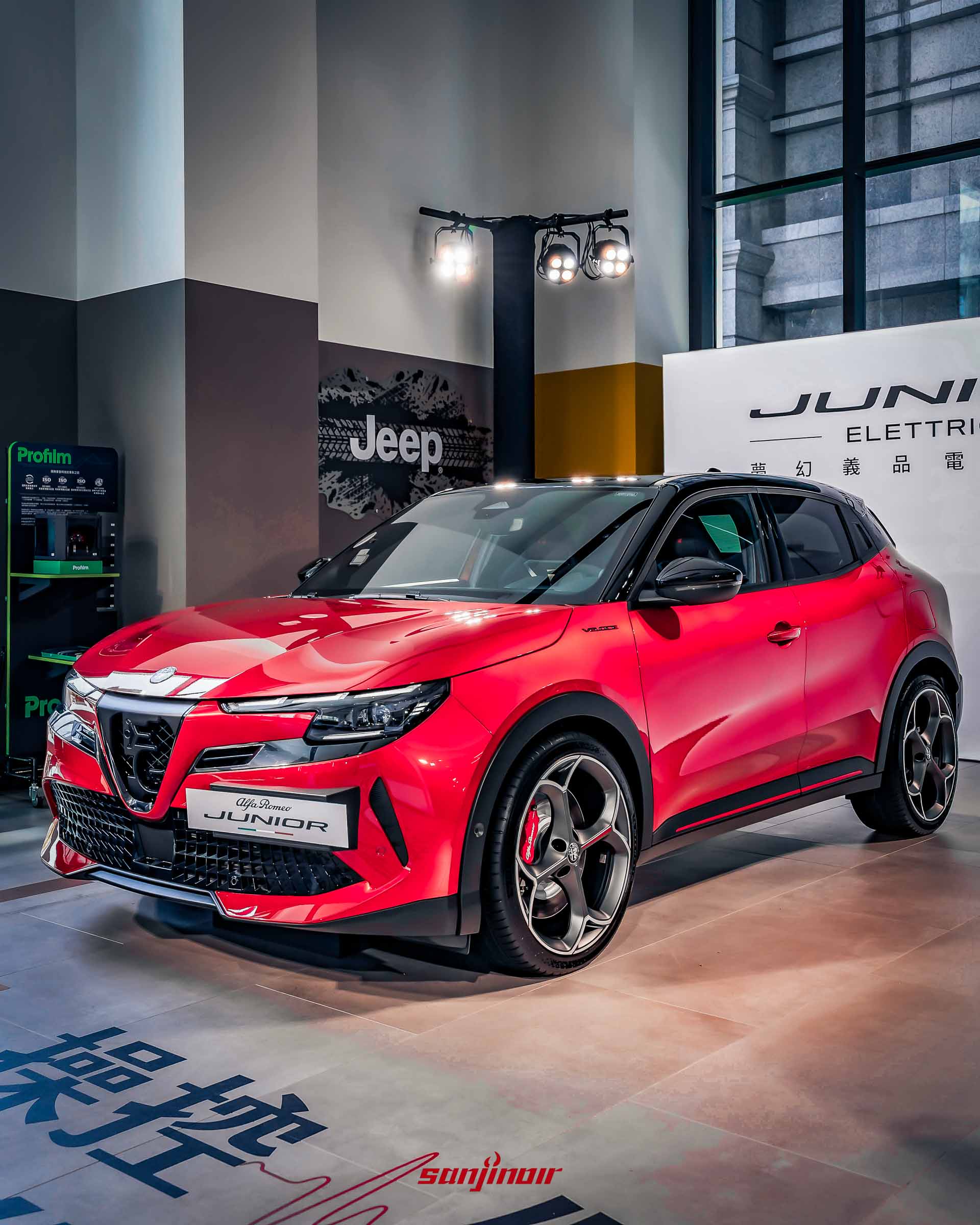 紅色Alfa Romeo Junior Elettrica 280 Veloce完整車側視角,展示20吋四葉競化鋁圈與紅色煞車卡鉗。
