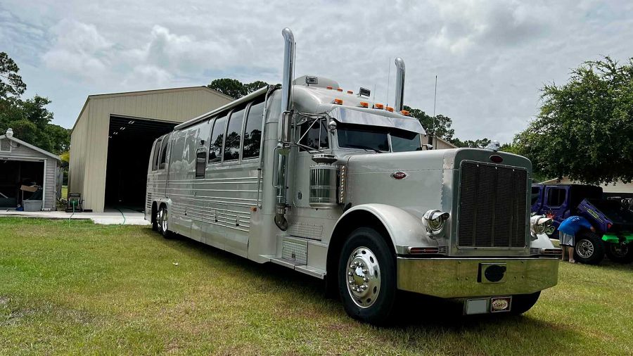 巨大的 Kingsley Coach Motorhome 車屋竟藏著精緻的小木屋?