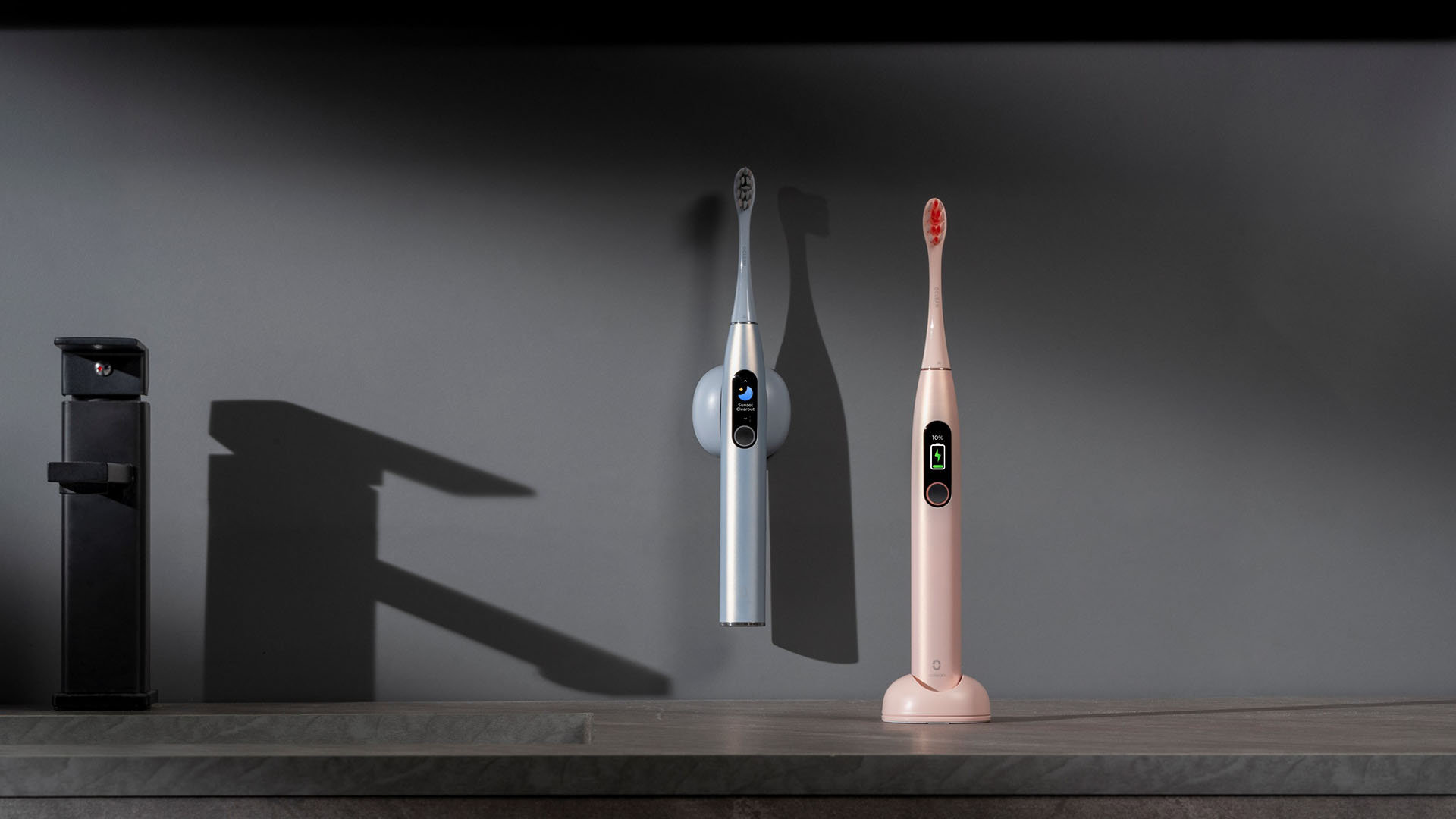 (1) Oclean「x Pro Digital 智能音波電動牙刷」採低調霧面磨砂設計，推出幻彩銀、香檳金兩色
