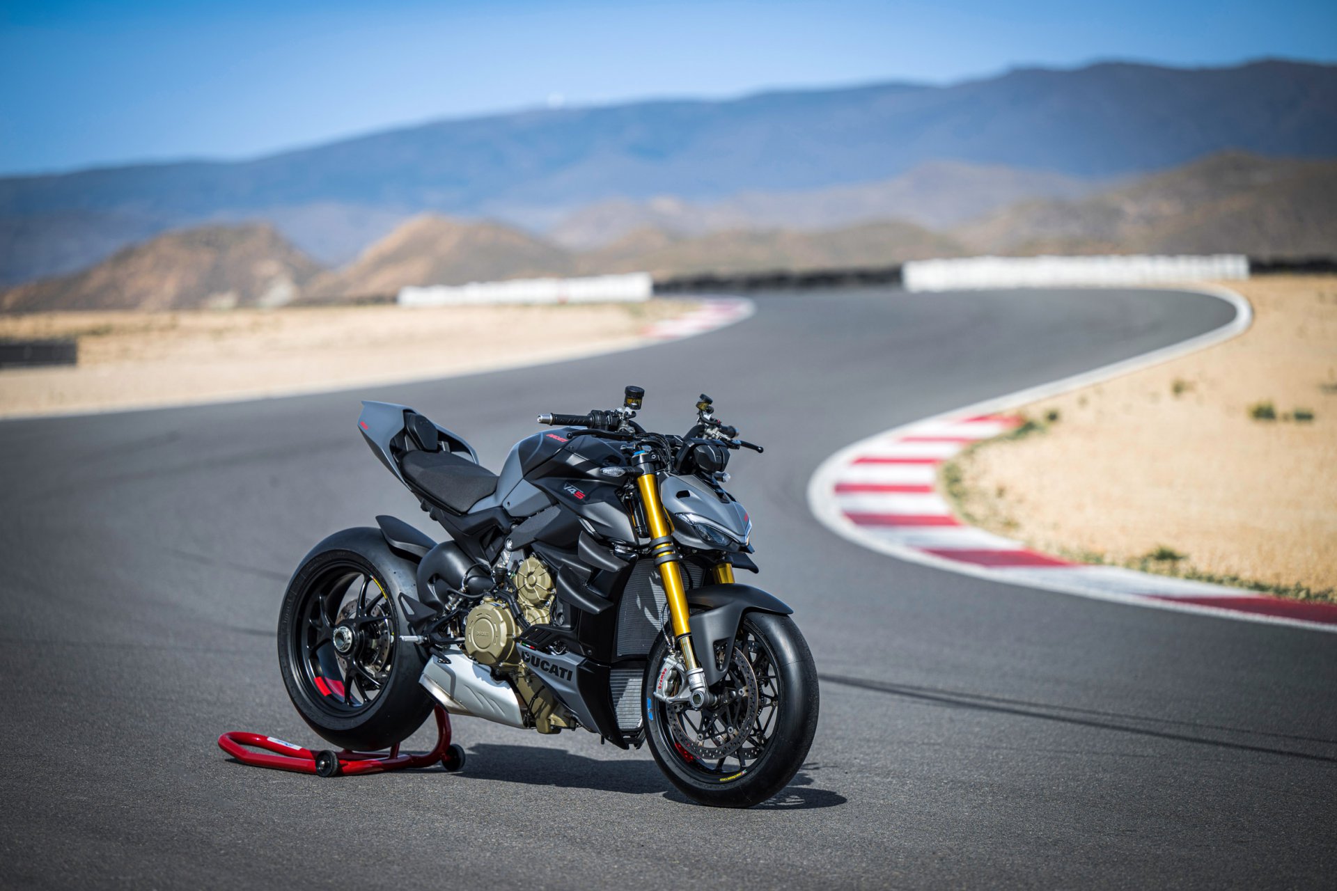 1. Streetfighter V4 S