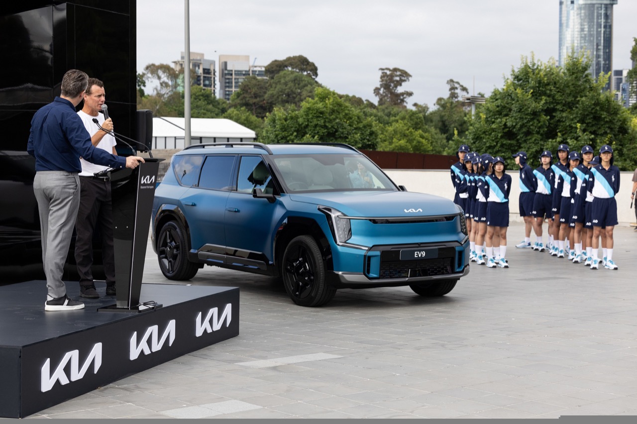 1.kia 本公園舉行官方交車儀式，網球 Lleyton Hewi Tt也到場共襄盛舉。