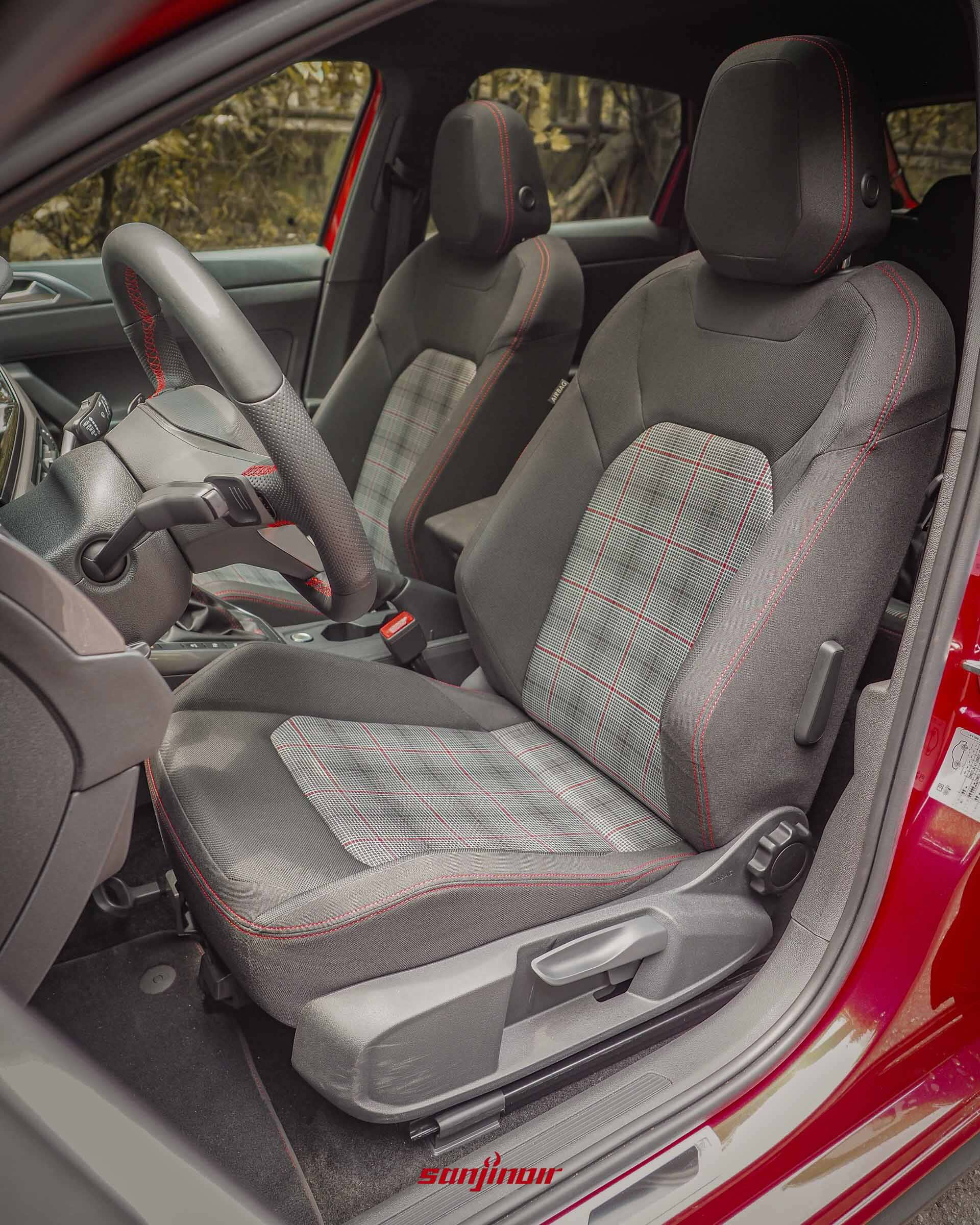 經典Clark格紋跑車座椅不僅提供優異包覆性，傳承數十年的歷史重量更是難以取代。