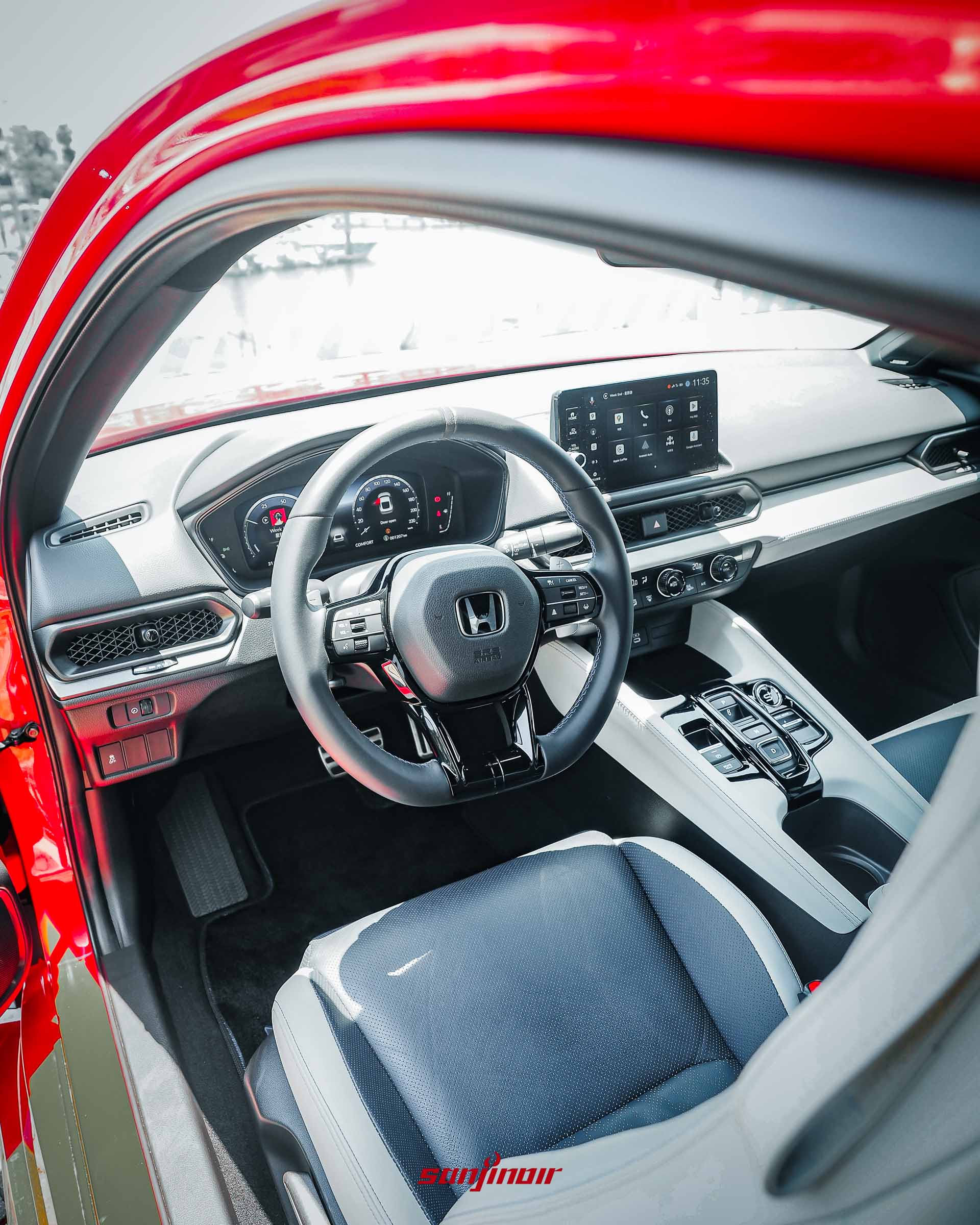 HONDA Prelude的前座內裝全景,包含方向盤、數位儀表、懸浮式中控螢幕與按鍵式排檔座。