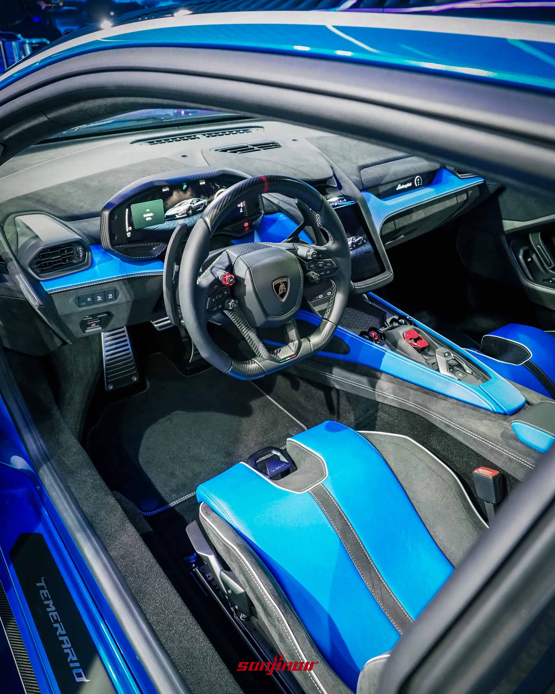 蠻牛犇擎盛典富邦美術館現場展示 Temerario 與 Revuelto