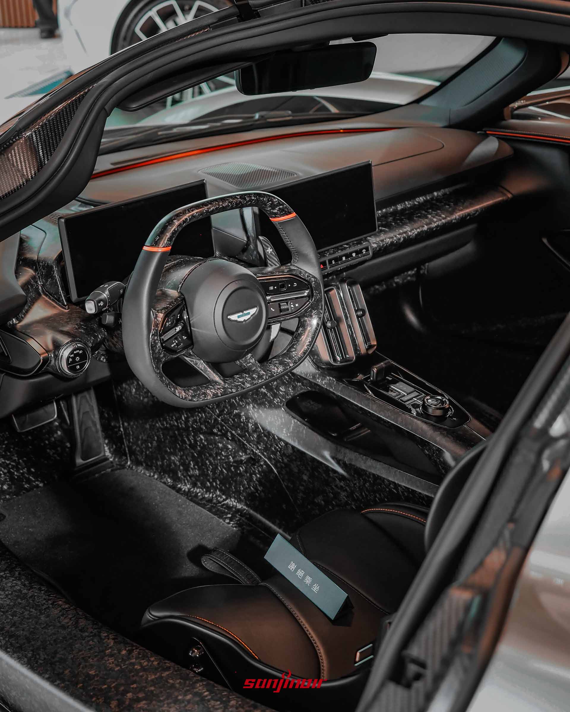 Valhalla 碳纖維矩形方向盤與數位儀表介面