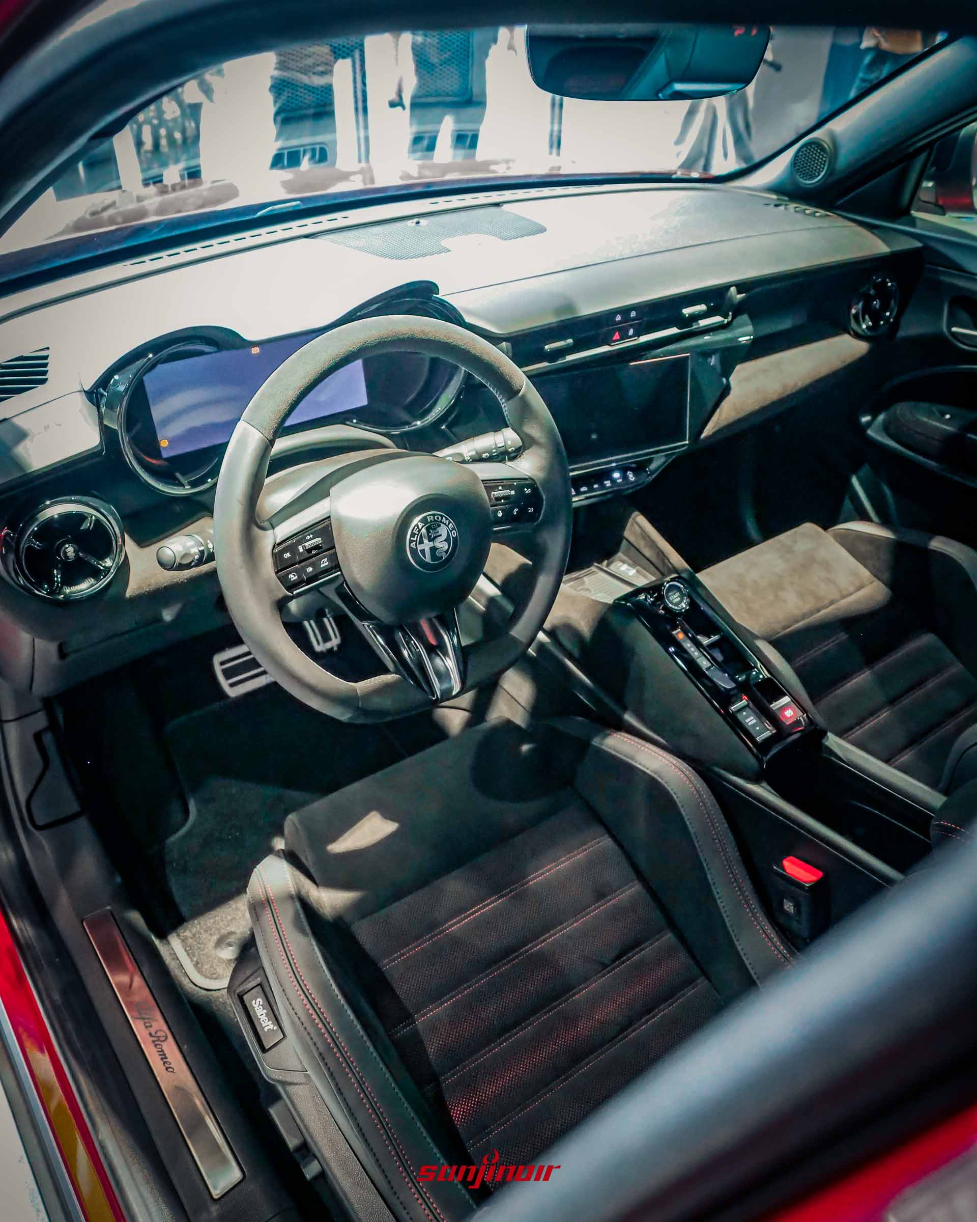 2026台北車展展示Alfa Romeo Junior駕駛座艙視角，包含Alcantara包覆的方向盤與中控台設計。