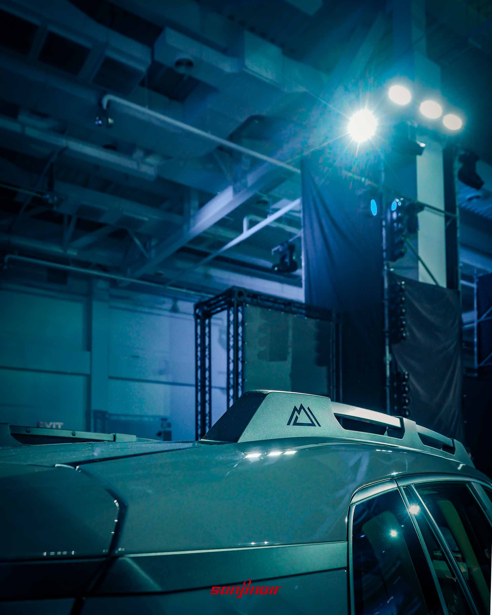 Toyota RAV4 Adventure車頂架特寫，展示粗獷造型與專屬圖騰標誌。