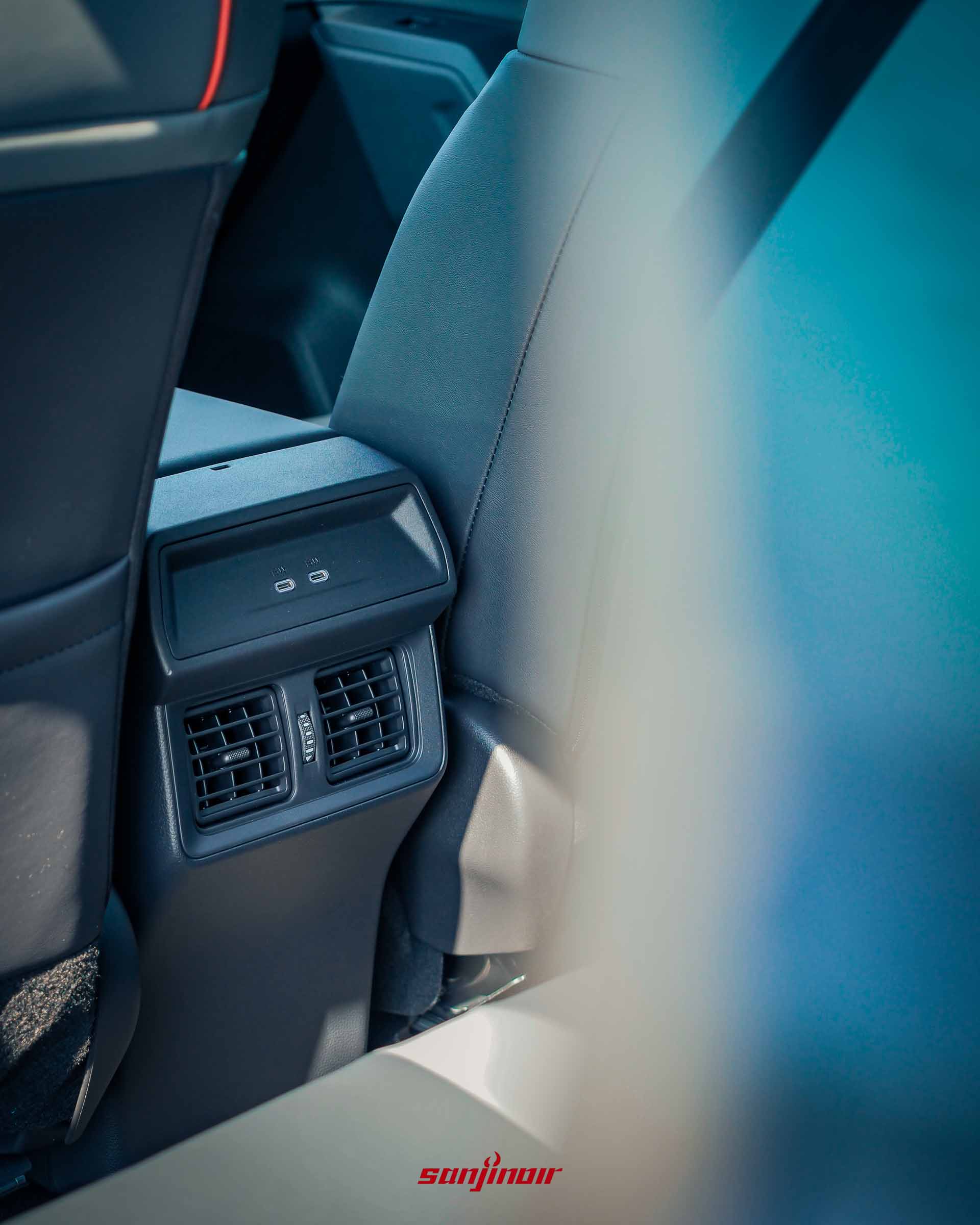 中央扶手後方的後座出風口與兩組USB-C充電孔特寫。
