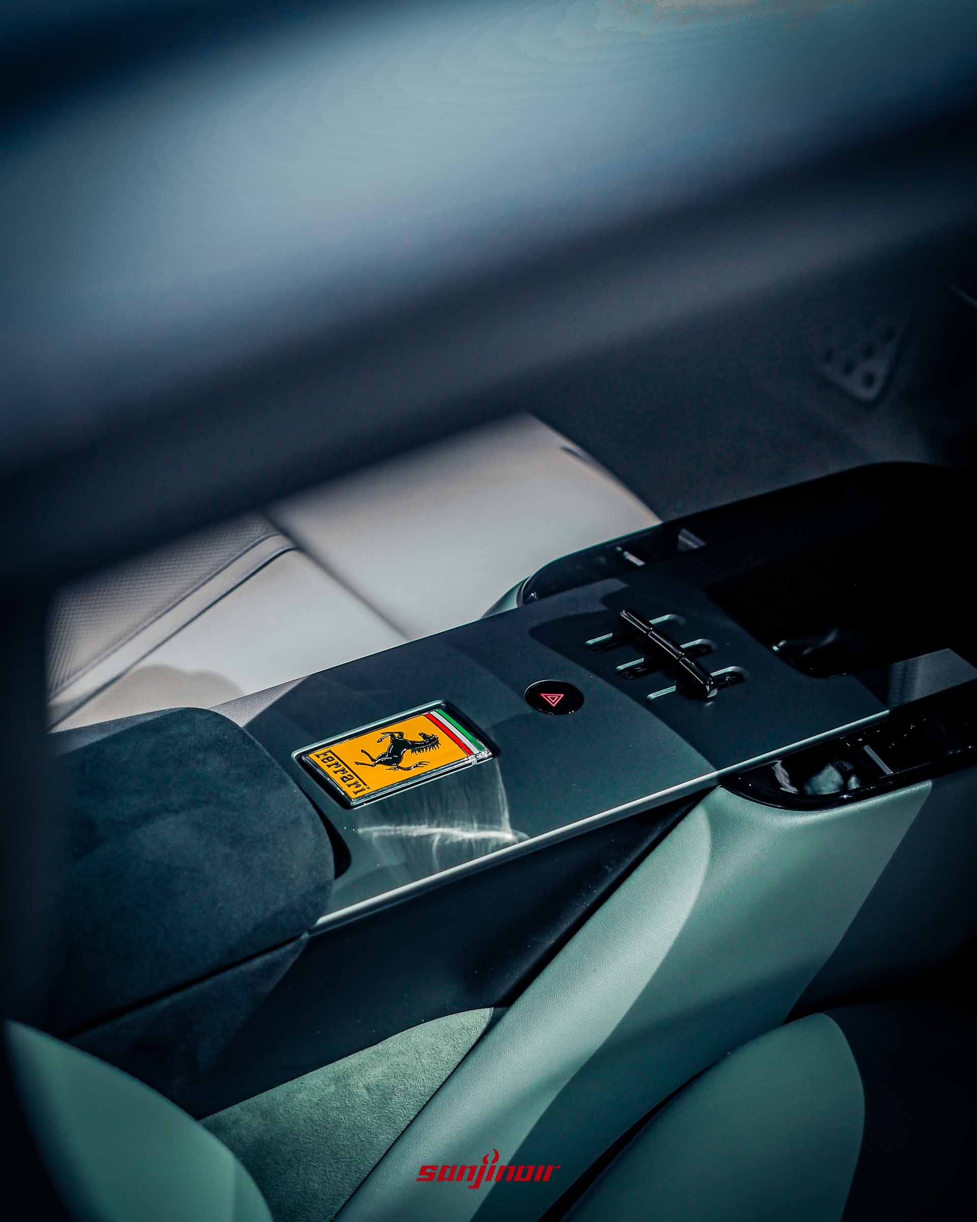 Ferrari Amalfi中央鞍座特寫，展示金屬撥桿式換檔機構、Ferrari躍馬徽飾鑰匙與飾板。