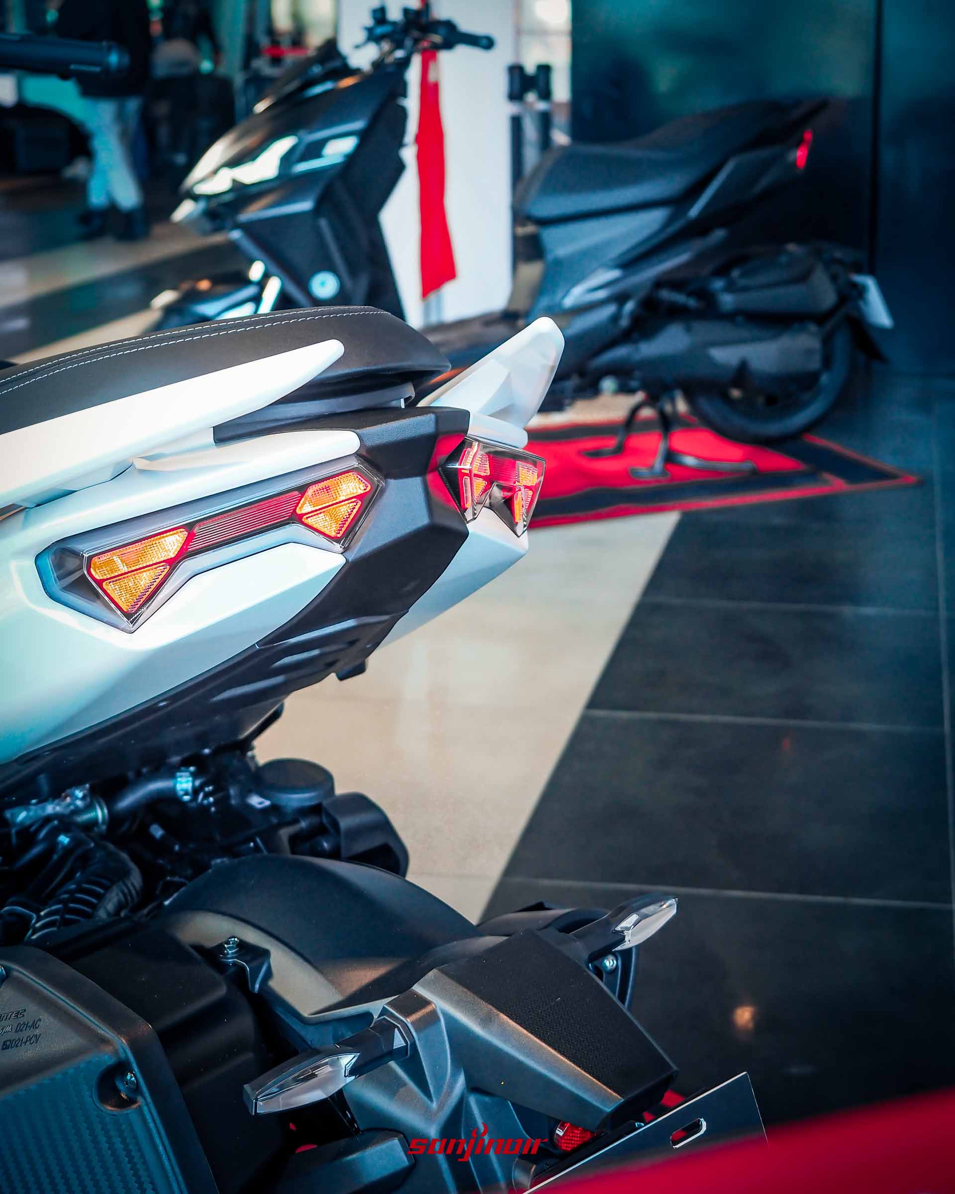 2026年式樣SYM DRGBT車尾特寫,展示分離式尾燈組亮起狀態。