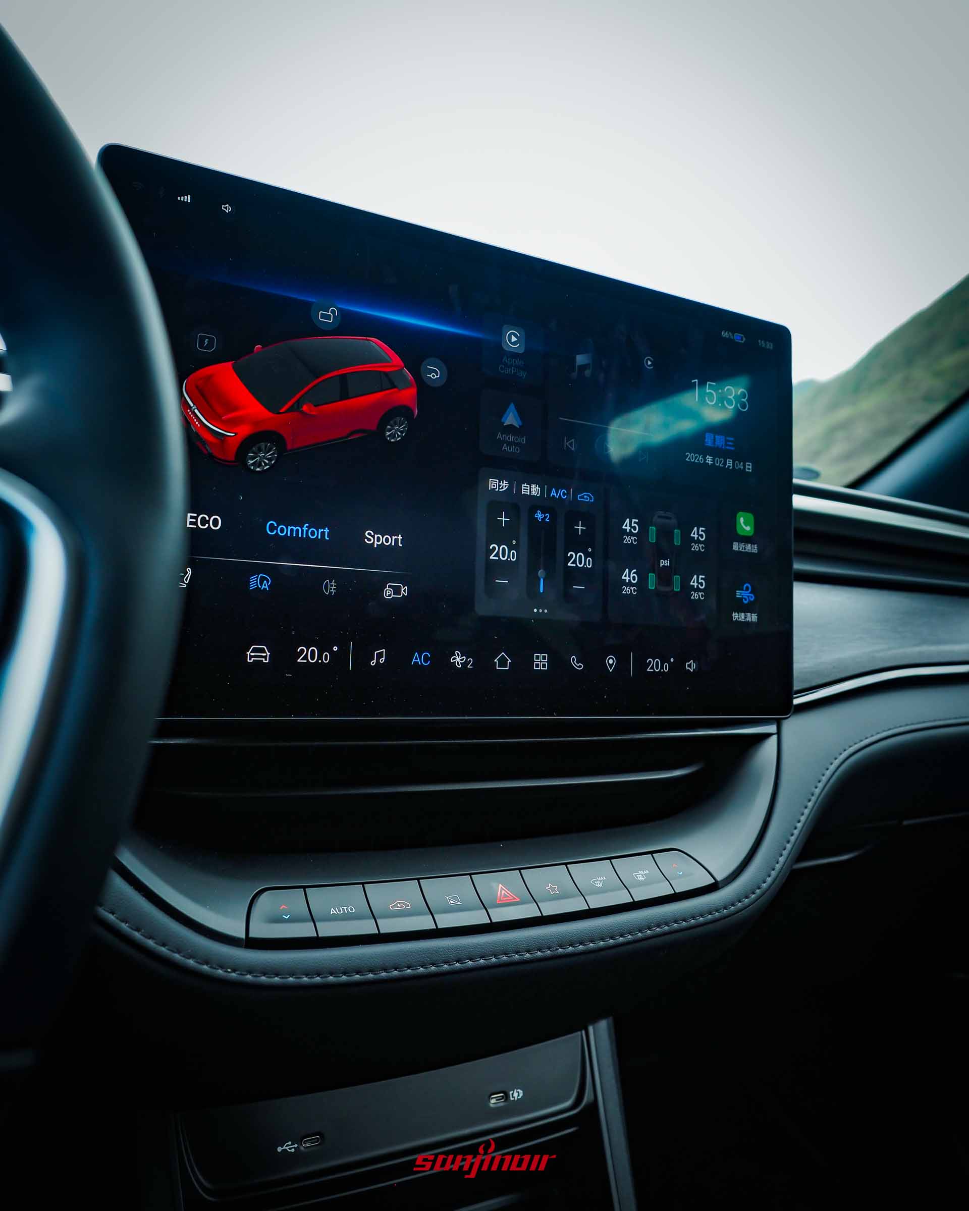 Foxtron Bria Emerge中控螢幕顯示行車模式及下方實體空調按鍵的近照。
