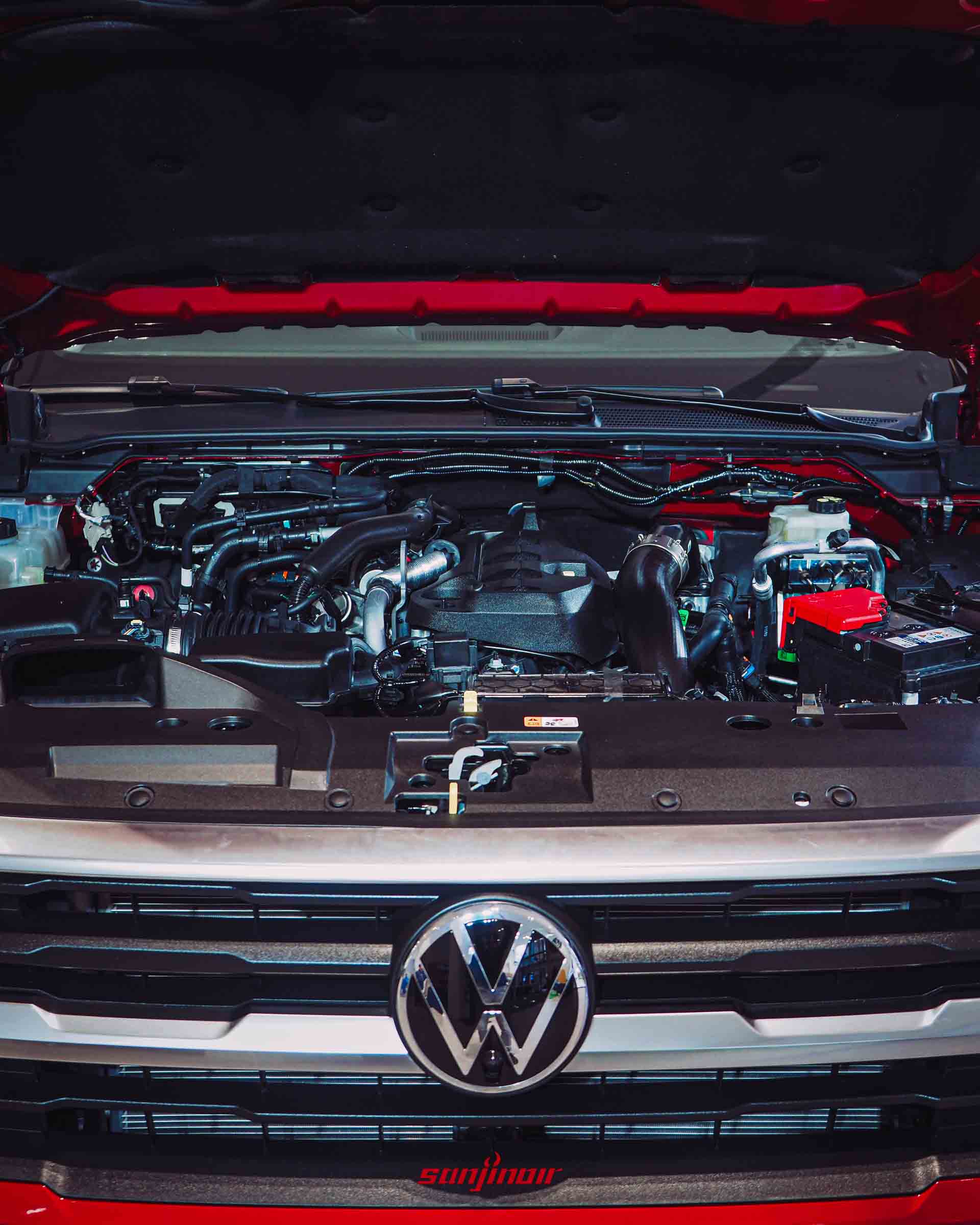 打開引擎蓋的紅色Volkswagen Amarok Style，展示內部2.0 TDI引擎室配置。