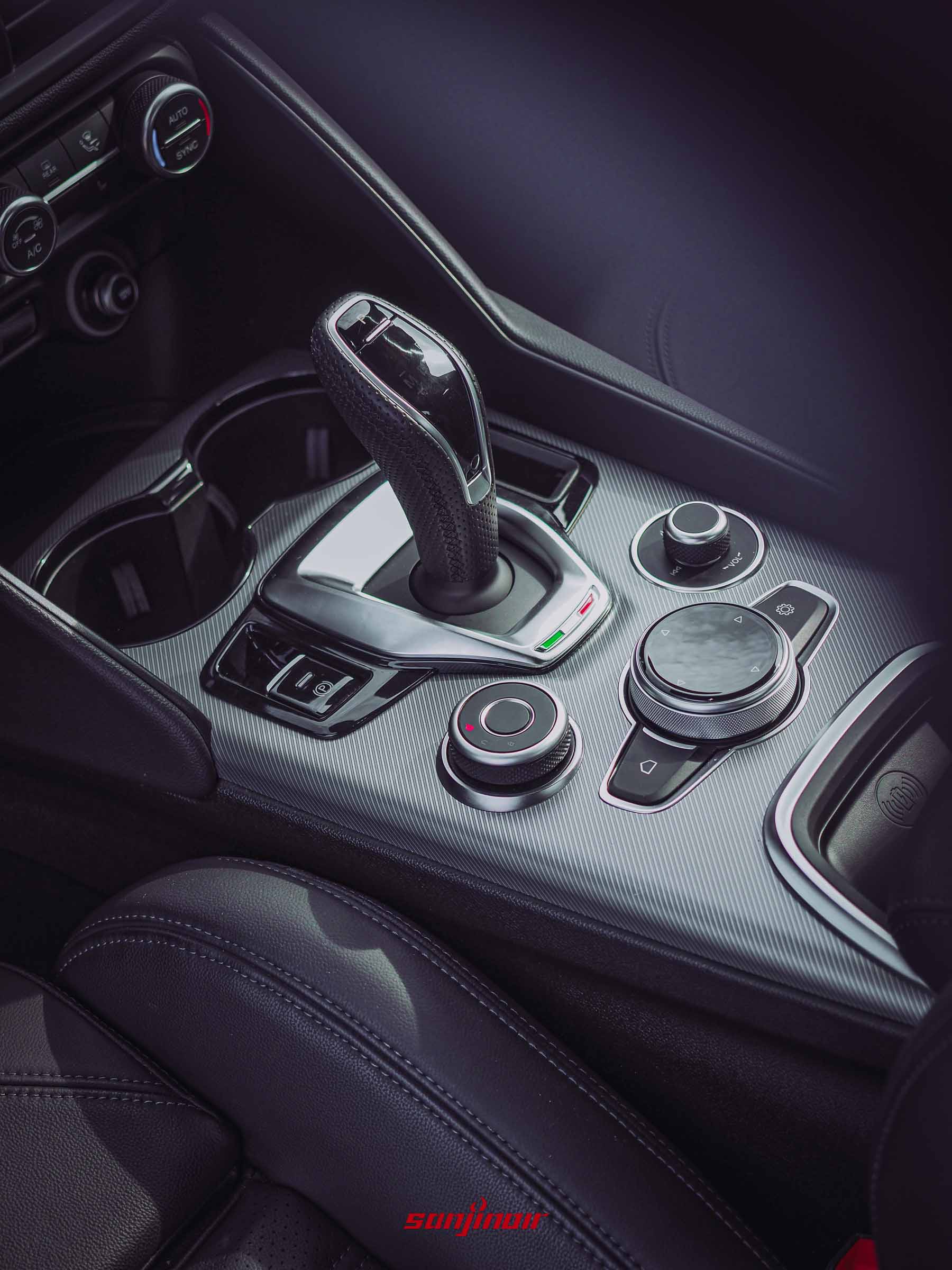 Alfa Romeo Giulia Sprint排檔座特寫,包含排檔桿、DNA旋鈕與多媒體控制鍵。