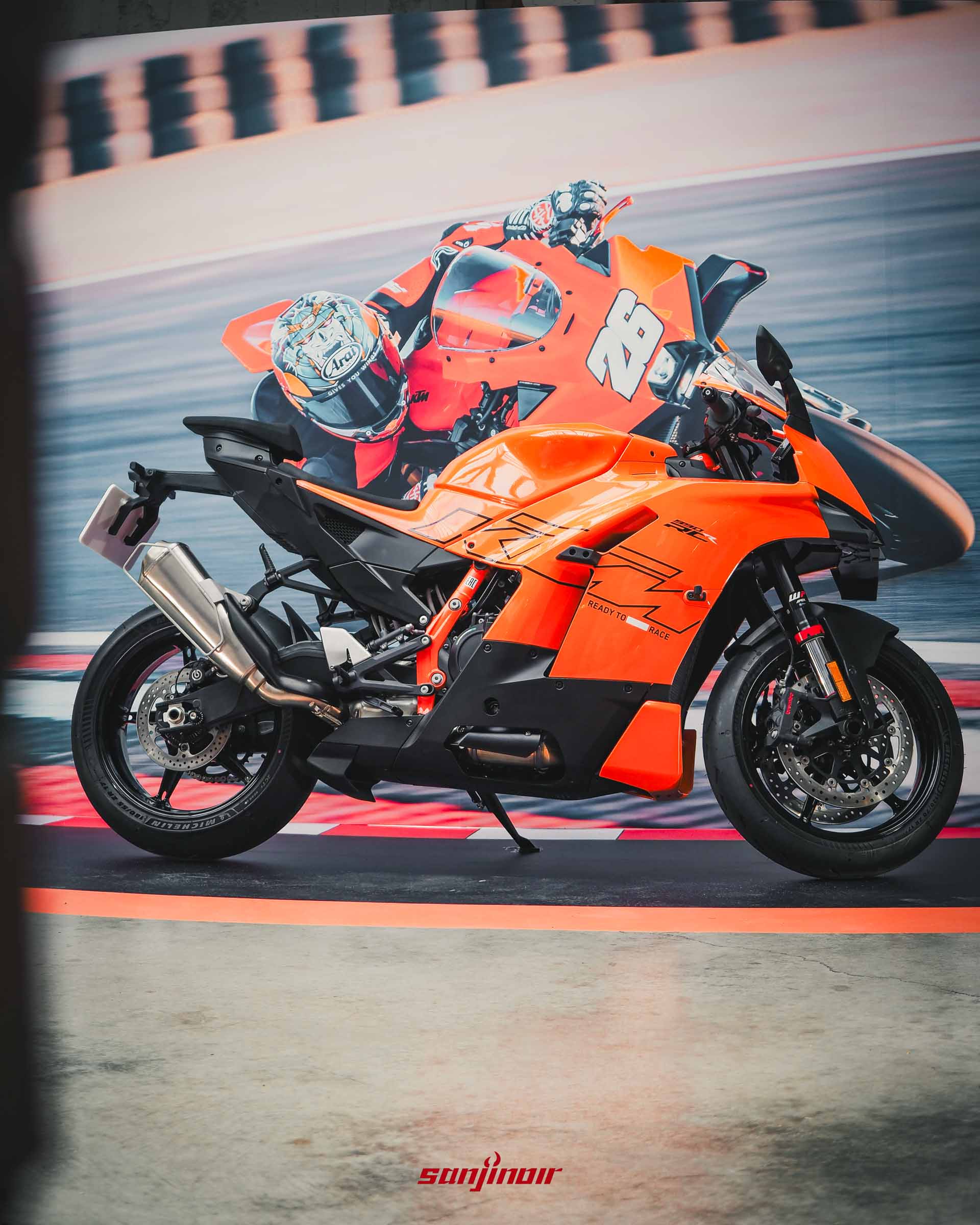 KTM 990 RC R仿賽旗艦摩托車展示，亮橘色車身展示銳利整流罩與極致輕量化車體設計。