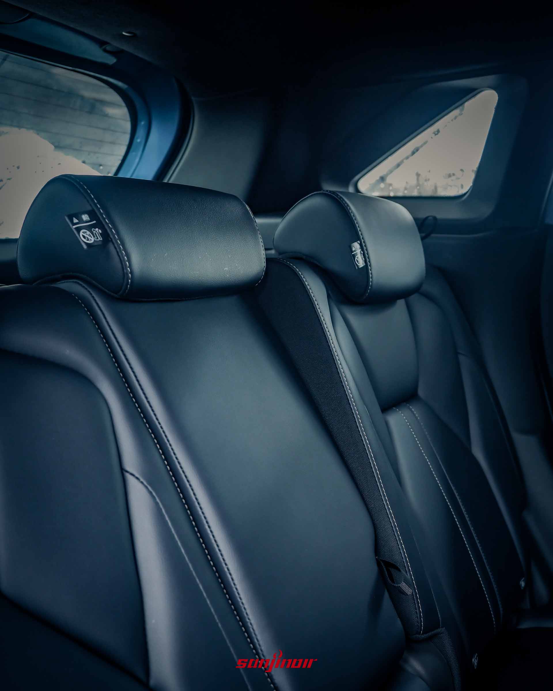 Mitsubishi XForce狂享版後座皮椅與頭枕縫線特寫。