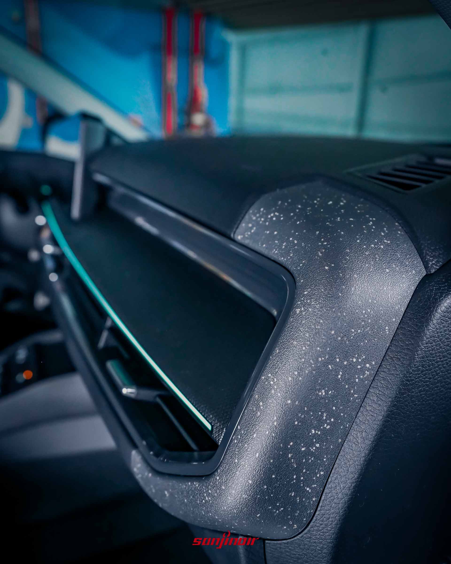 2026 Kia Stonic副駕駛座前方的儀表台特寫,展示帶有繁星點點圖案的Smart Lounge紋理內飾板與藍色氣氛燈條。