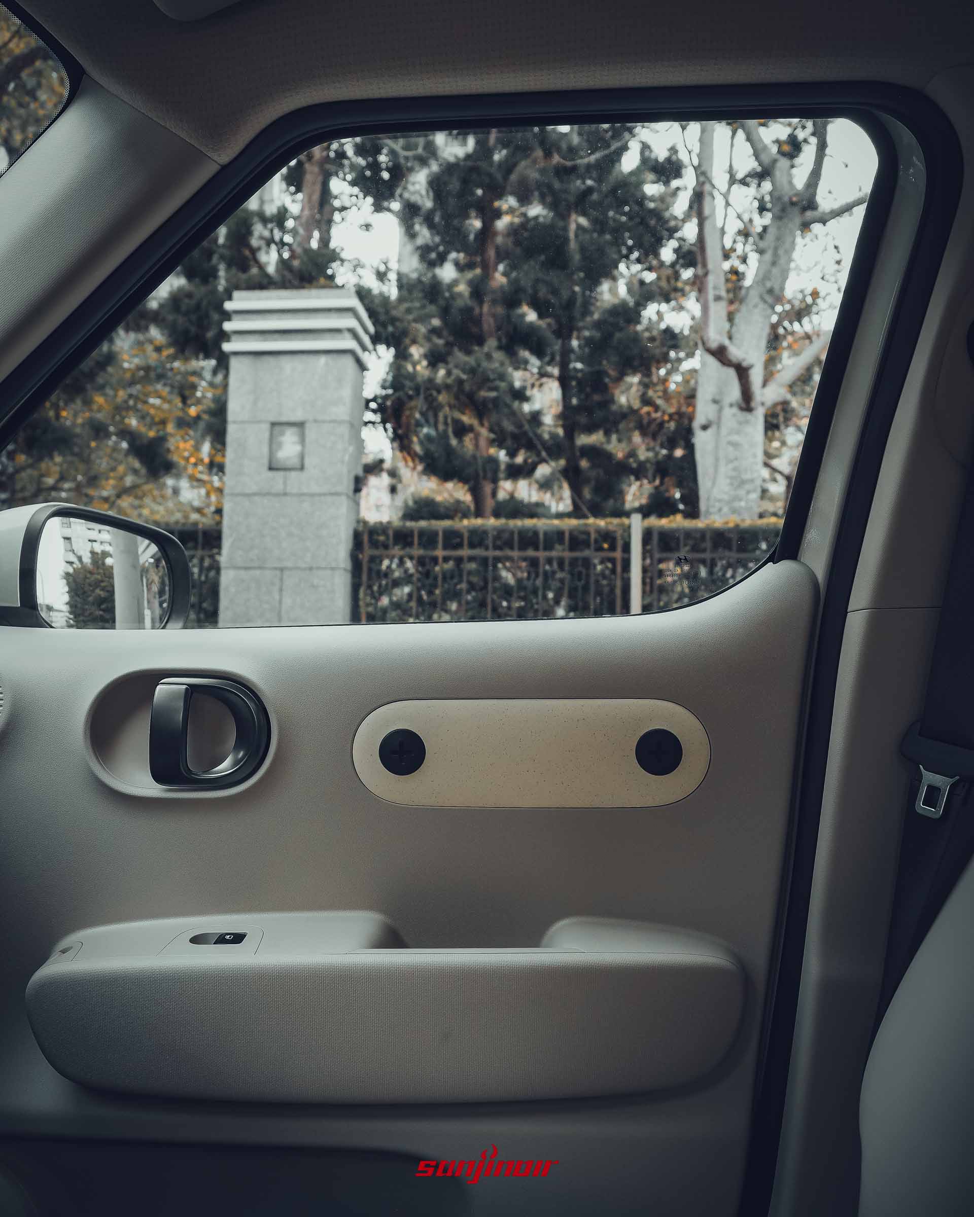 質材與氣氛燈置物槽。	Hyundai Inster 車內門板特寫，顯示立體紋路與置物槽。